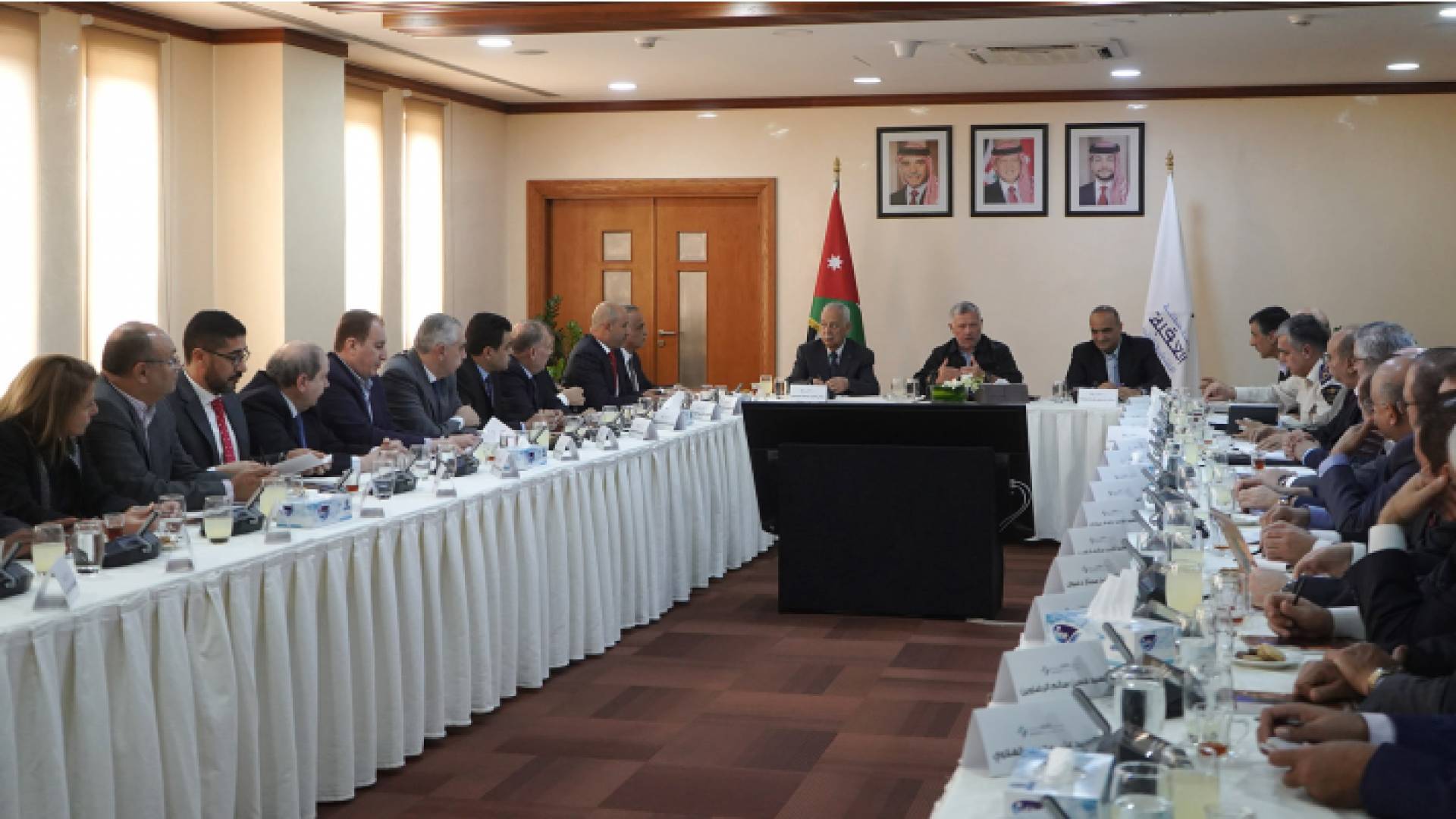 الملك يواصل من العقبة جولته إلى الجنوب ويؤكد أهمية وضع إطار زمني وتحديد الأولويات لخطة عمل قطاعي الاستثمار والسياحة