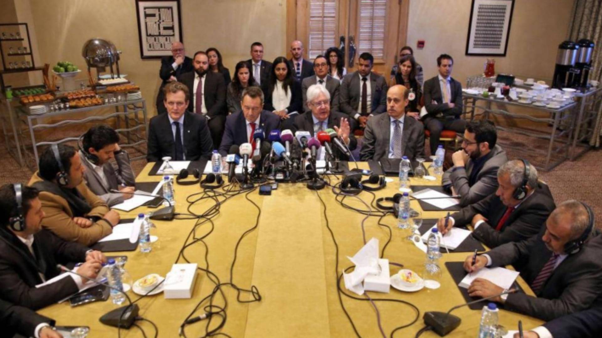 أطراف النزاع اليمني تتفق في عمان على تبادل الأسرى والمحتجزين