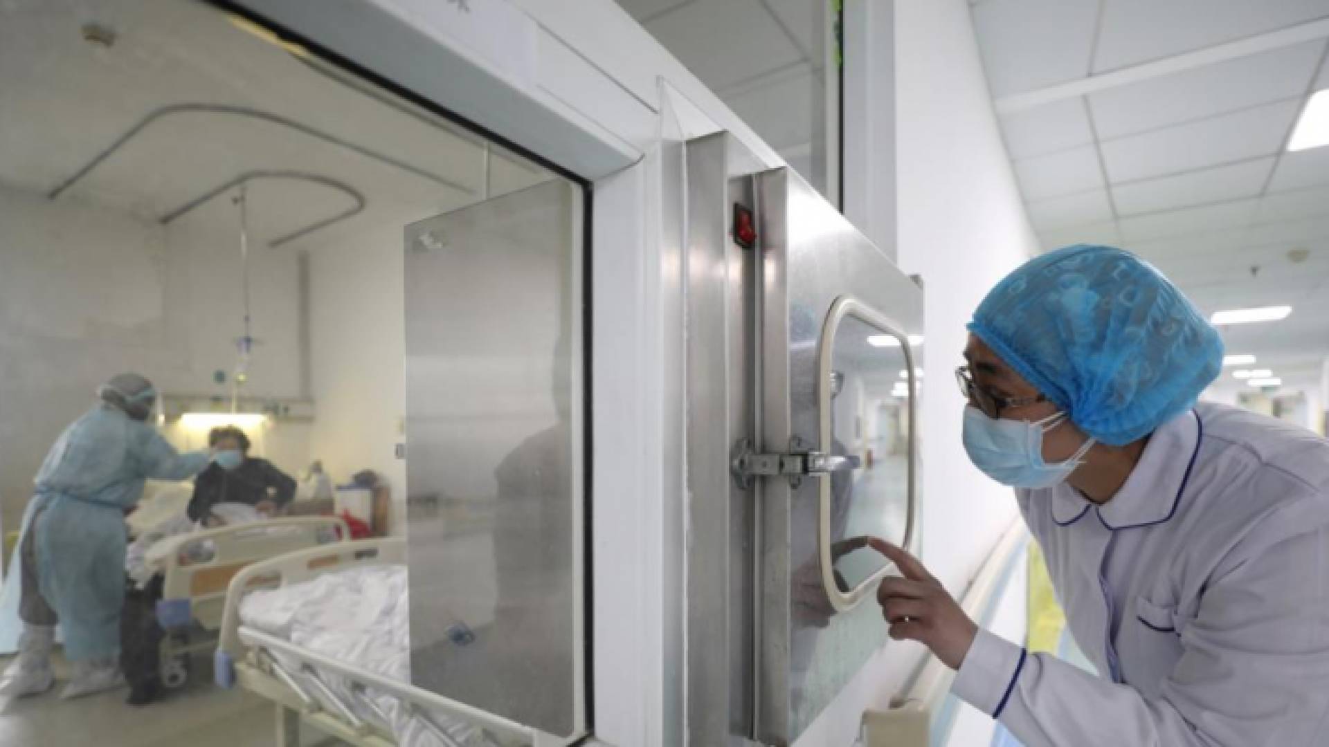 الصيني القى بنفسه من الطابع الثالث