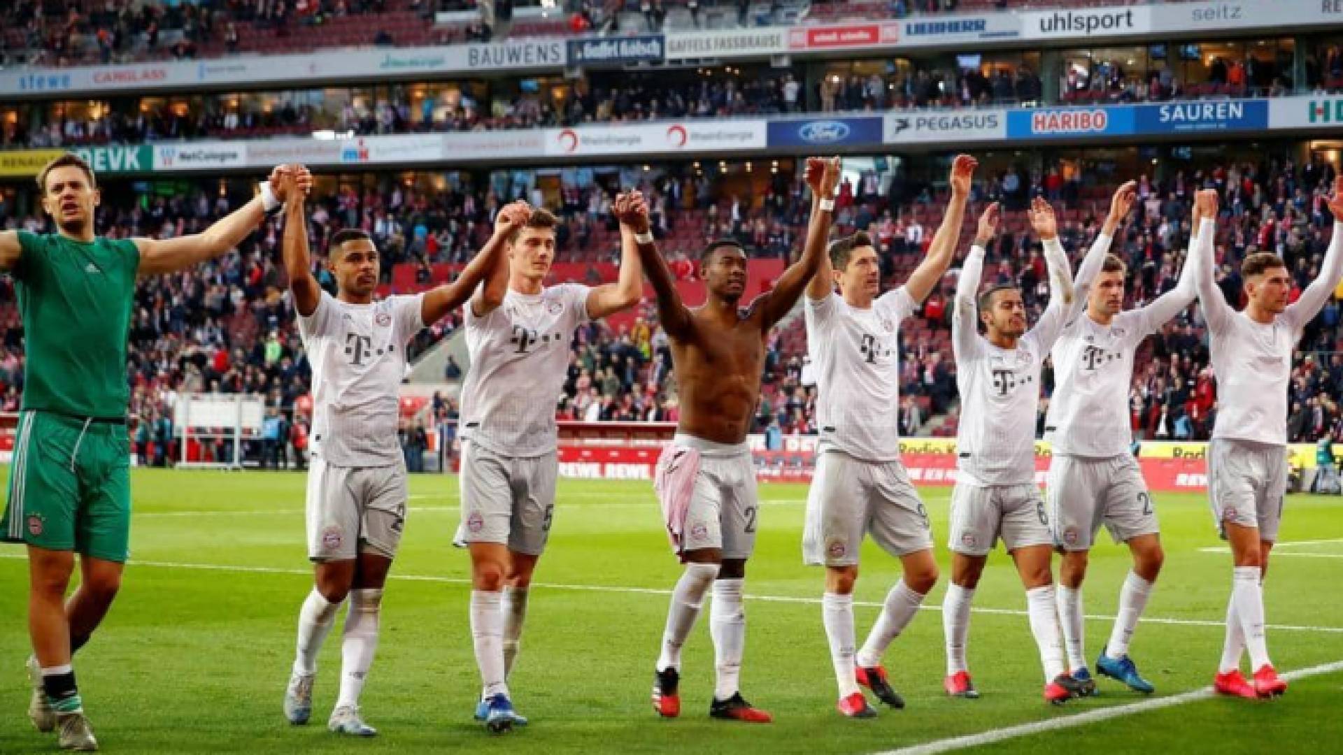 يحتفل لاعبو بايرن ميونخ بالفوز