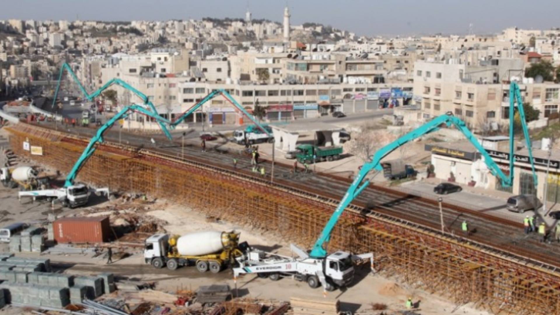 جانب من أعمال الباص السريع