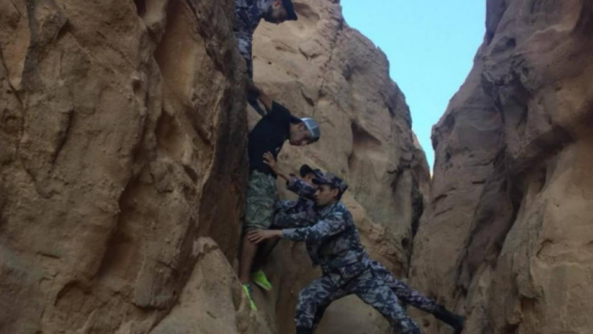 صعدوا إلى قمة الجبل من أجل التنزه