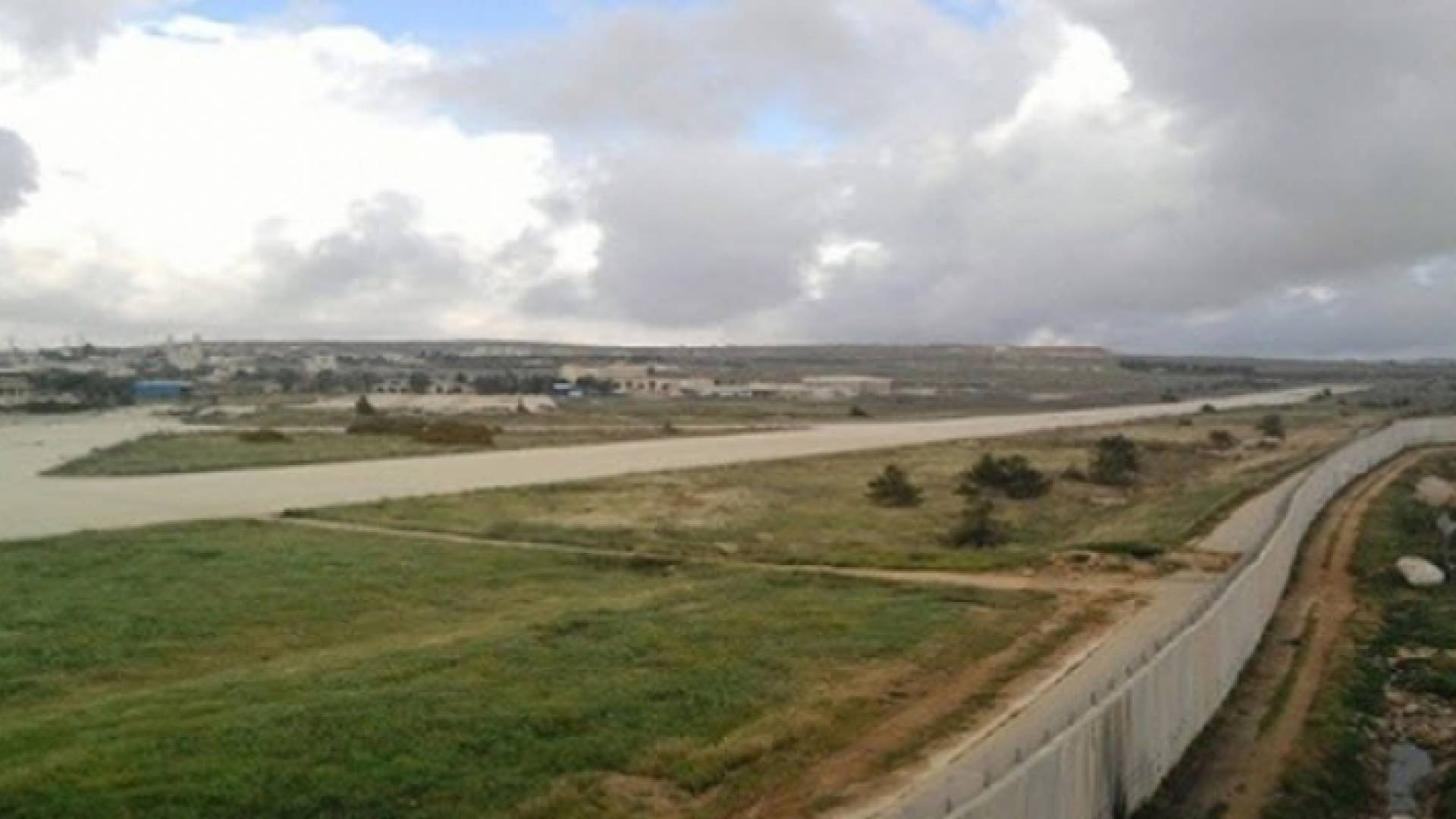 سلطات الاحتلال تعتزم بناء حي استيطاني على اراض مطار قلنديا