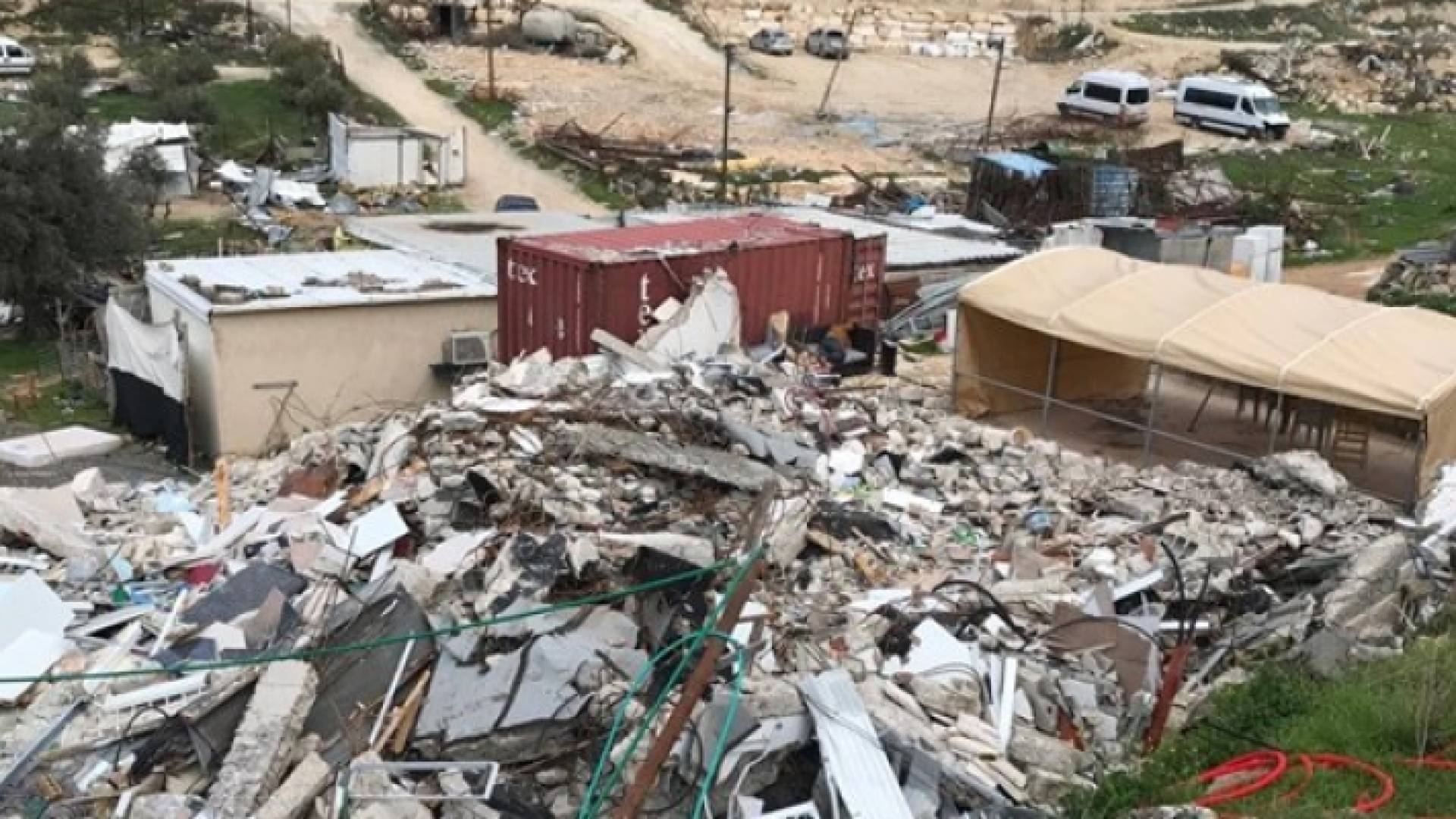 الاحتلال يجبر عائلة مقدسية على هدم منازلها بيدها