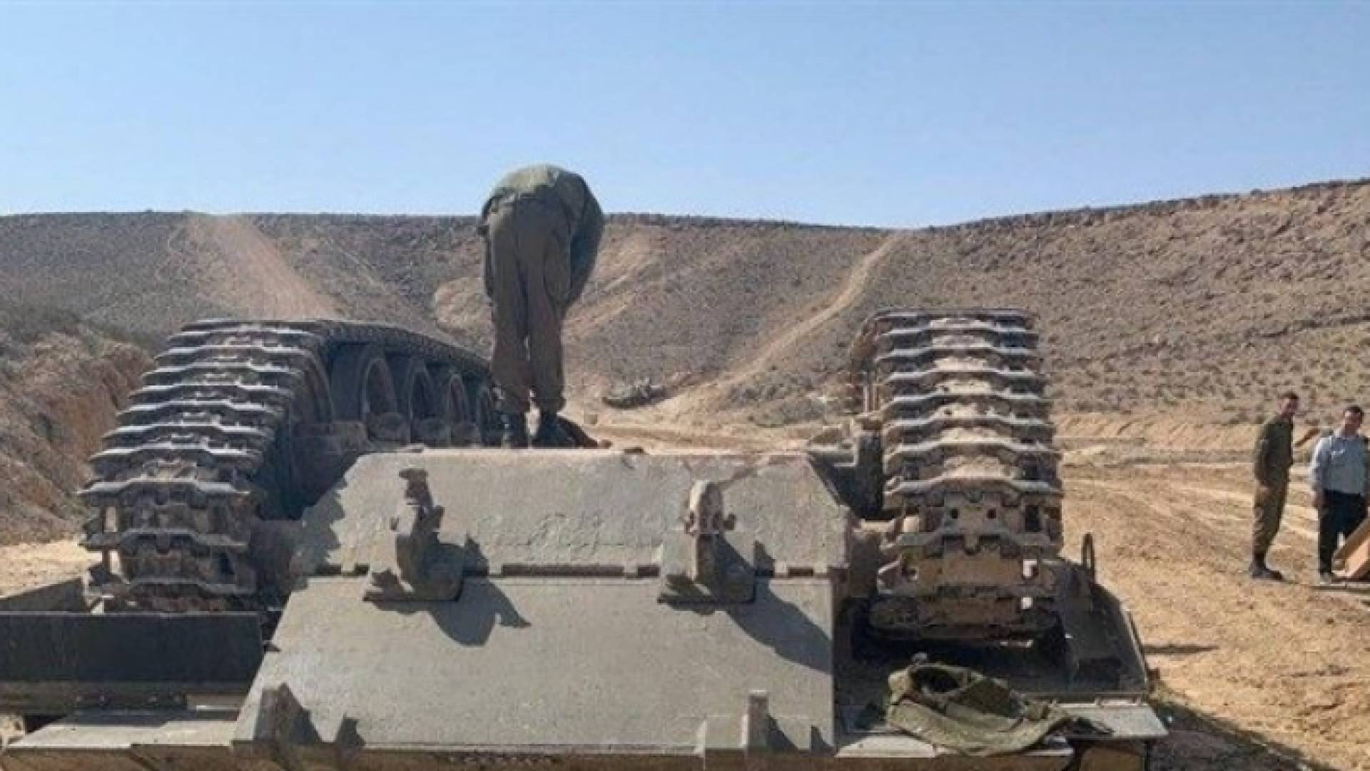 إصابة جندي من الاحتلال بانقلاب مدرعة