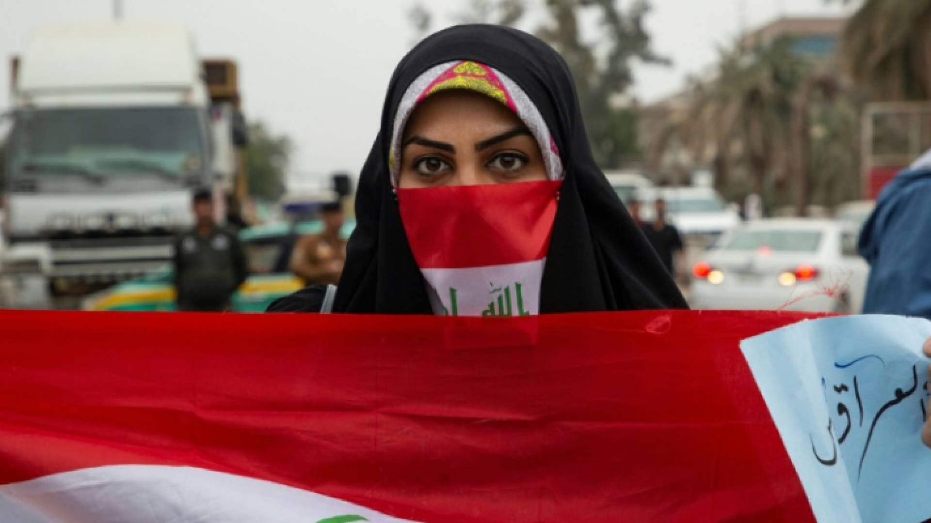 طالبة عراقية تشارك في مظاهرة مناهضة للحكومة في مدينة البصرة الجنوبية