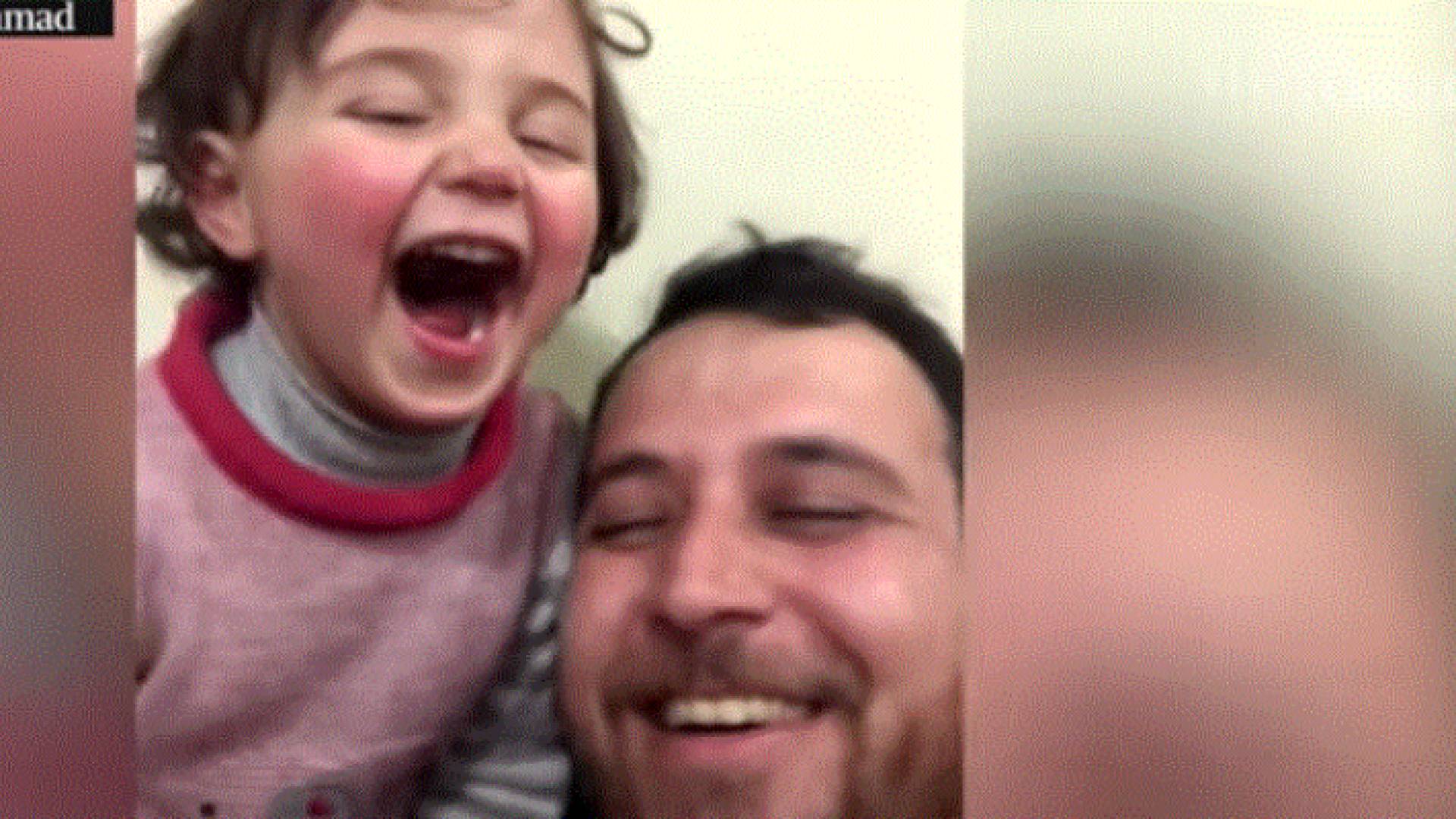 لحمايتها من الصدمة.. أب سوري يعلم طفلته الضحك كلما سمعت أصوات القذائف