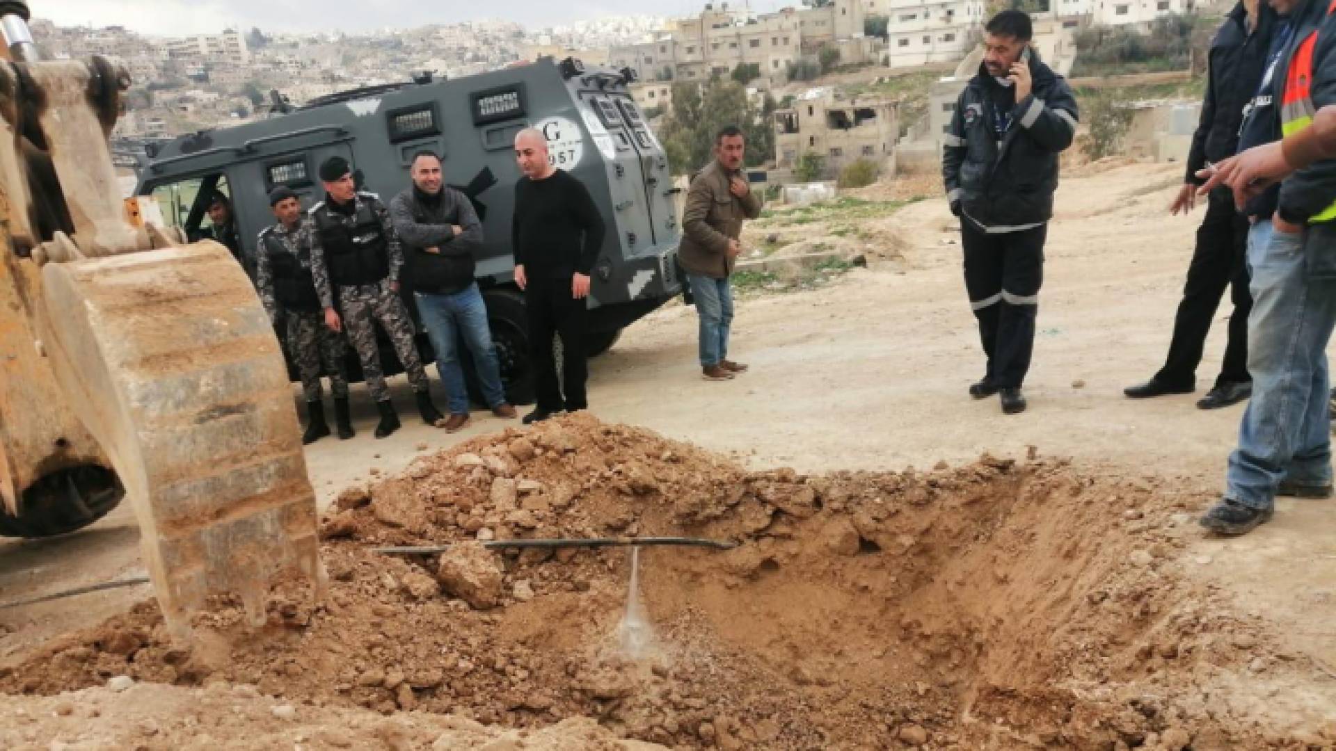 المياه تضبط اعتداءات وخط (2) انش يزود (70) منزل بشكل مخالف في الرصيفة - صور