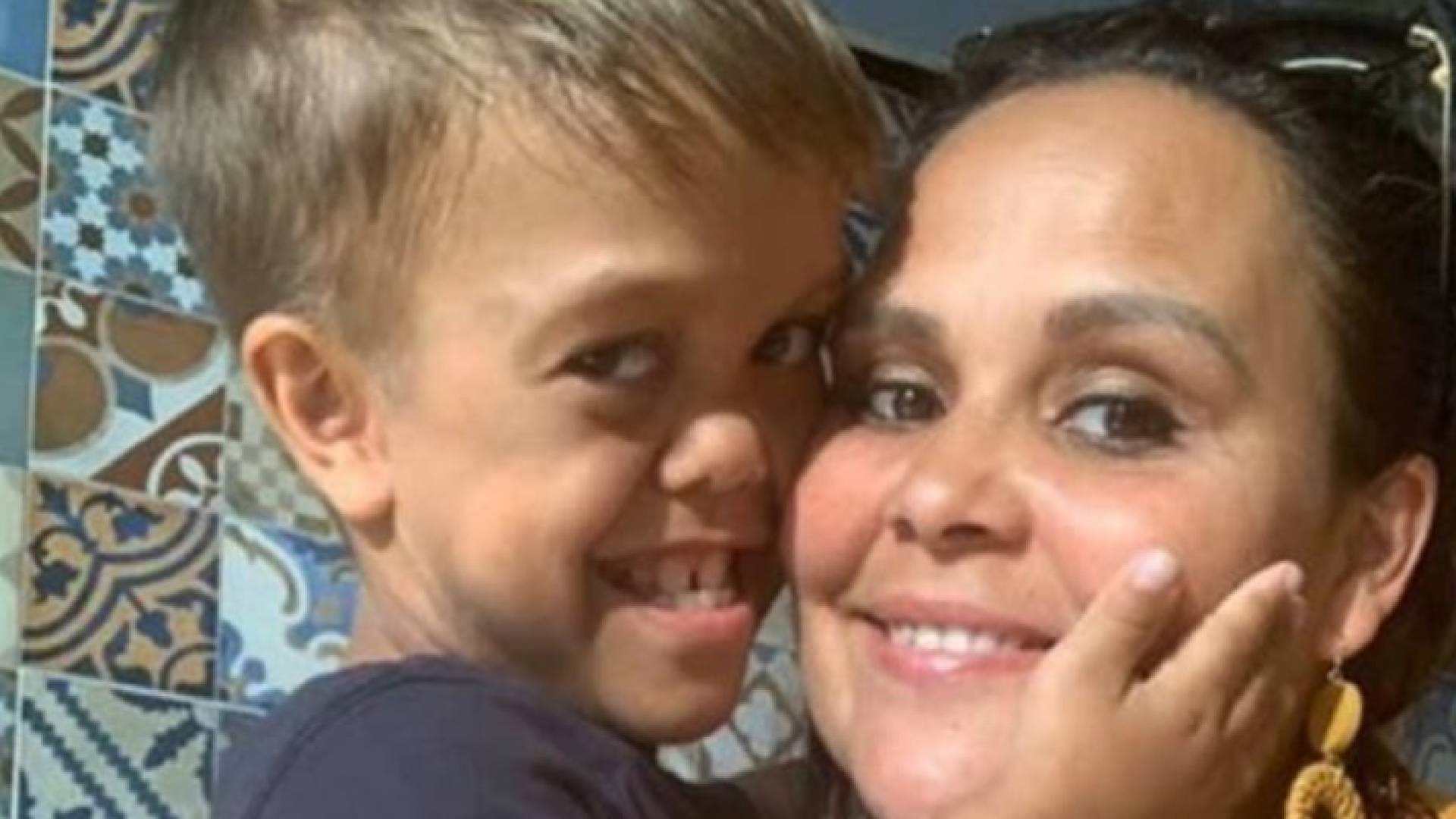 صورة الطفل وأمه