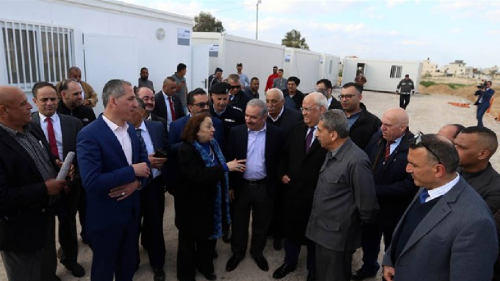 جولة اشتية في مركز الحجز الصحي