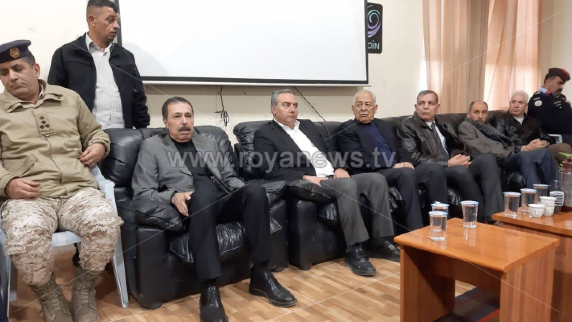 رئيس الديوان يرافقه عدد من الوزراء يلتقون اهالي لواء فقوع في الكرك