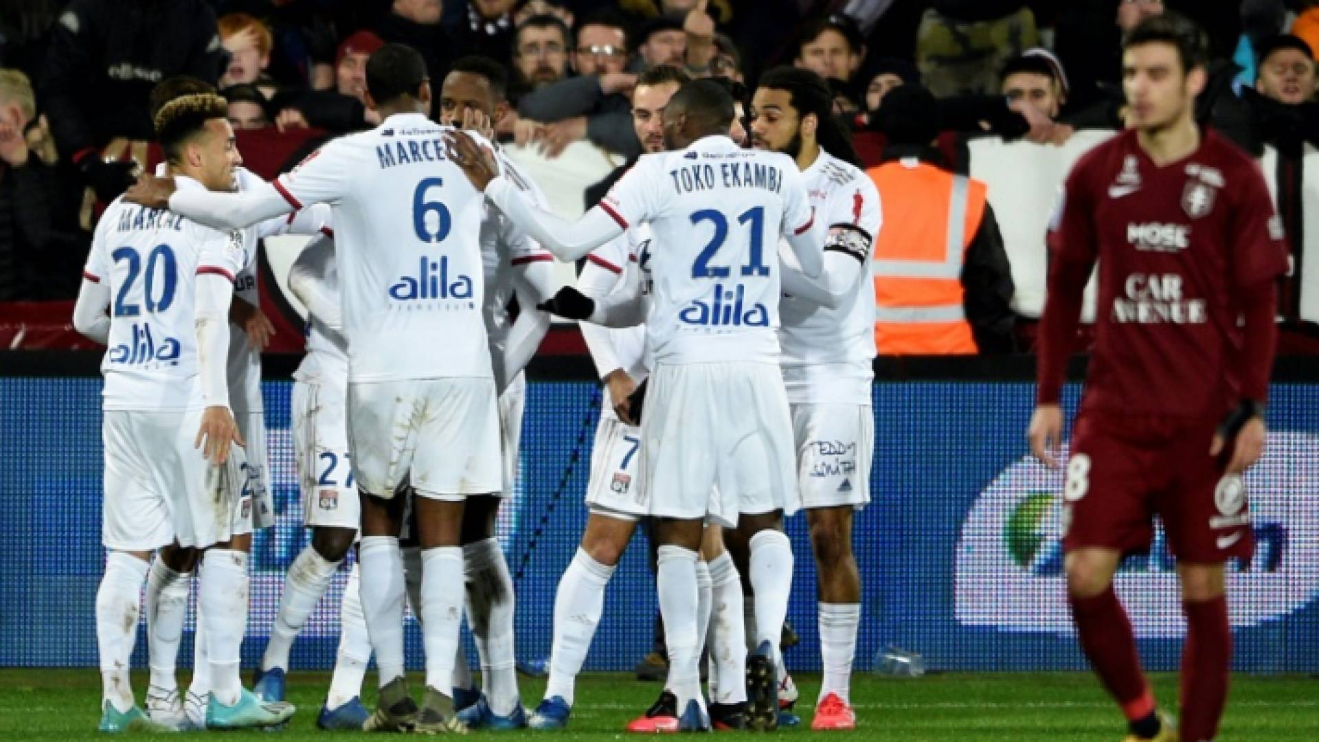 لاعبو ليون يحتفلون بالفوز على متز (2-صفر) في الدوري الفرنسي