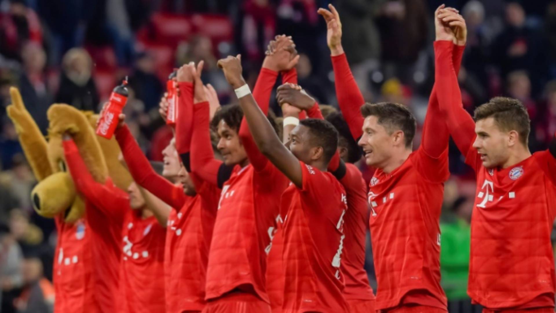 لاعبو بايرن يحتفلون بالفوز على بادربورن 3-2 في المرحلة 23 من الدوري الألماني لكرة القدم