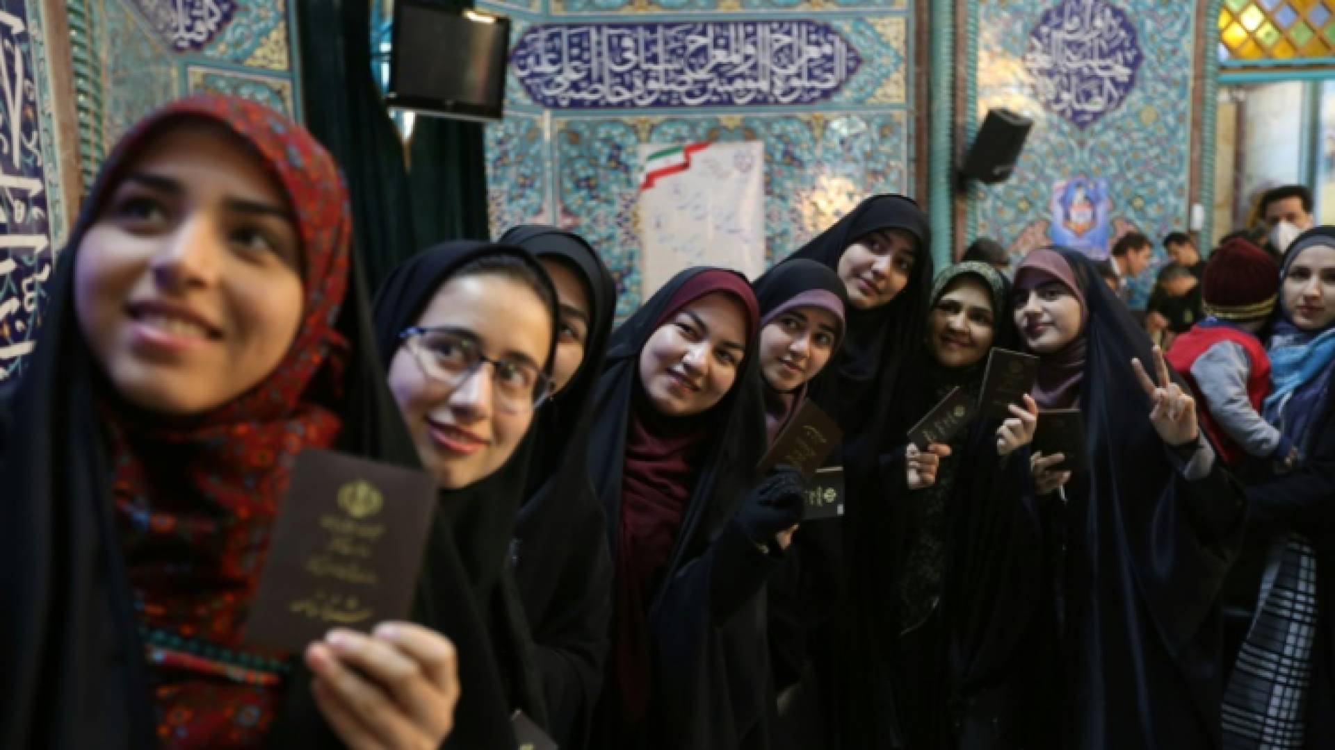 نسوة امام مركز اقتراع في طهران، الجمعة 21 شباط