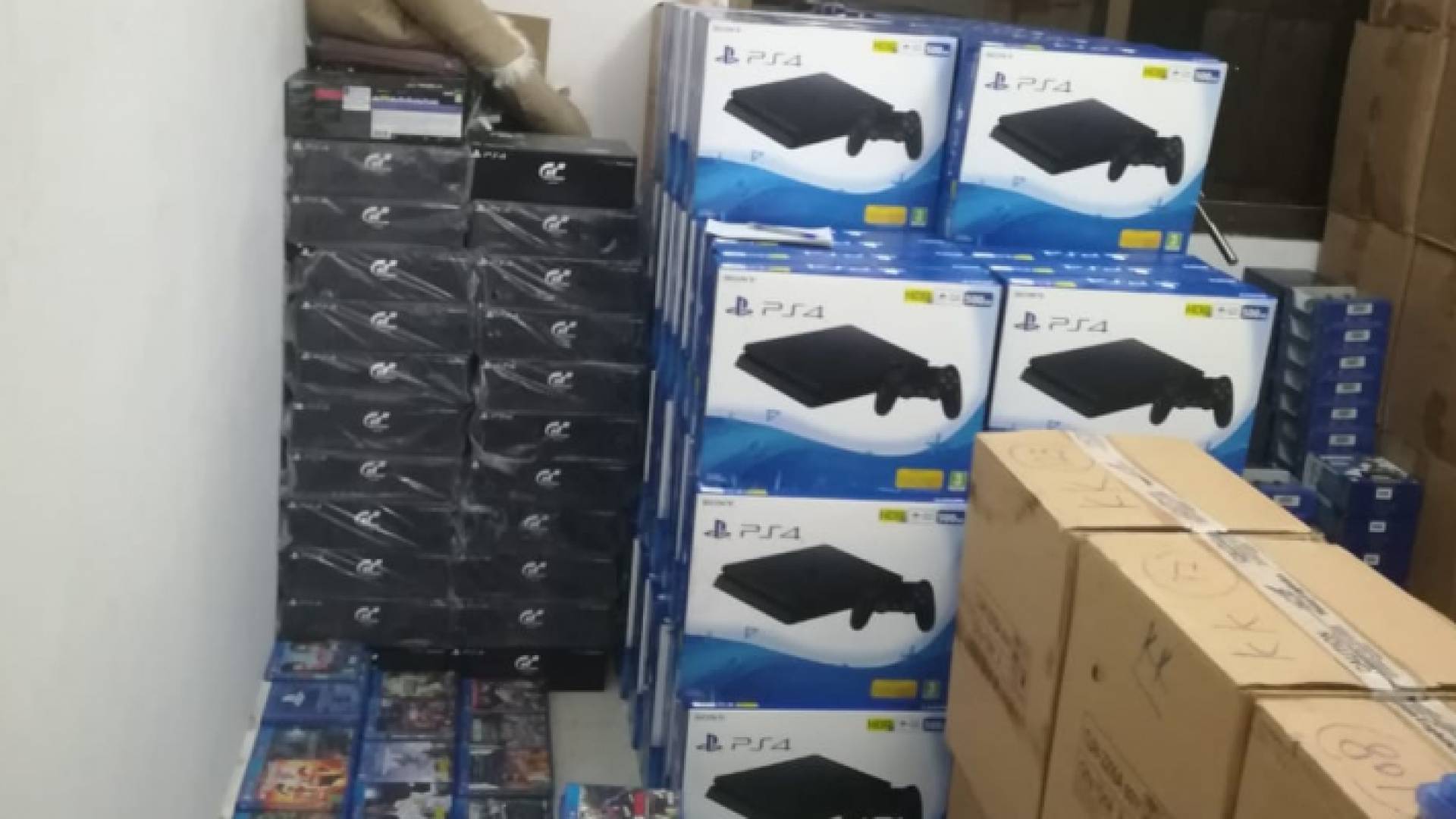 الجمارك تحبط تهريب بضائع مختلفة