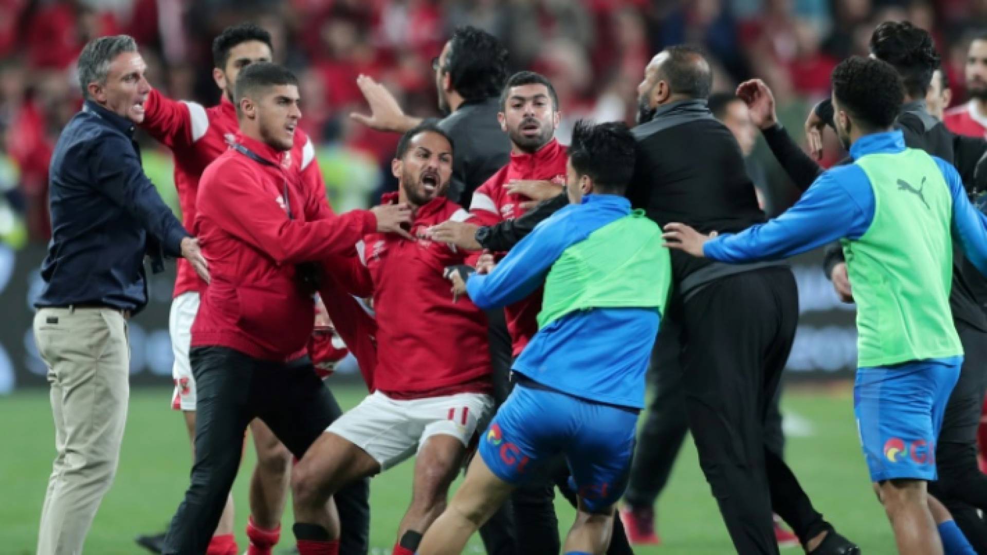 جانب من الاشكال بين لاعبي الأهلي والزمالك في ختام مباراة الكأس السوبر المصرية