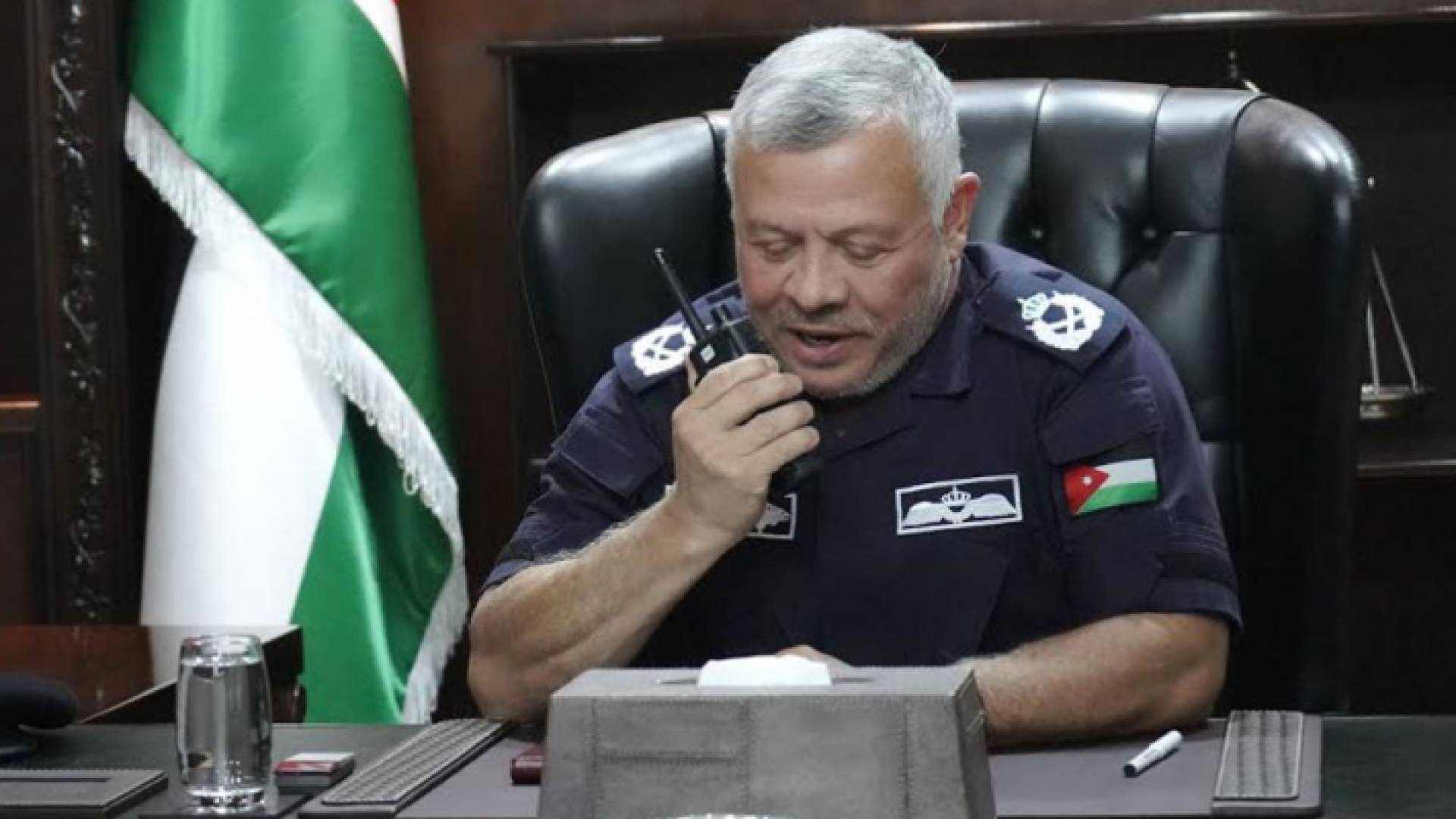 الملك محييا نشامى الأمن العام عبر الجهاز اللاسلكي