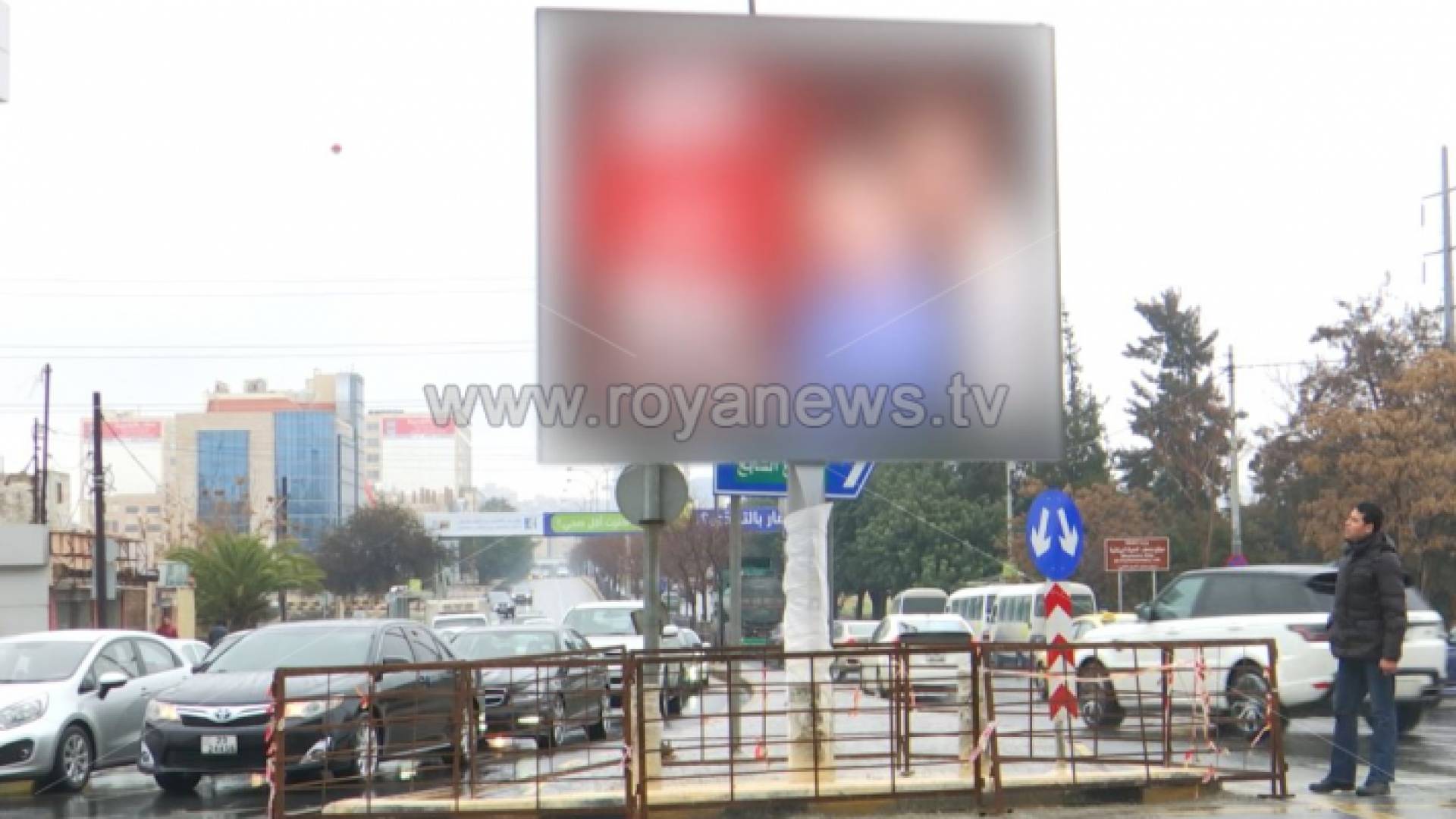 لوحات إعلانية تعتدي على ممرات المشاة وتنتهك حقوق ذوي الإعاقة