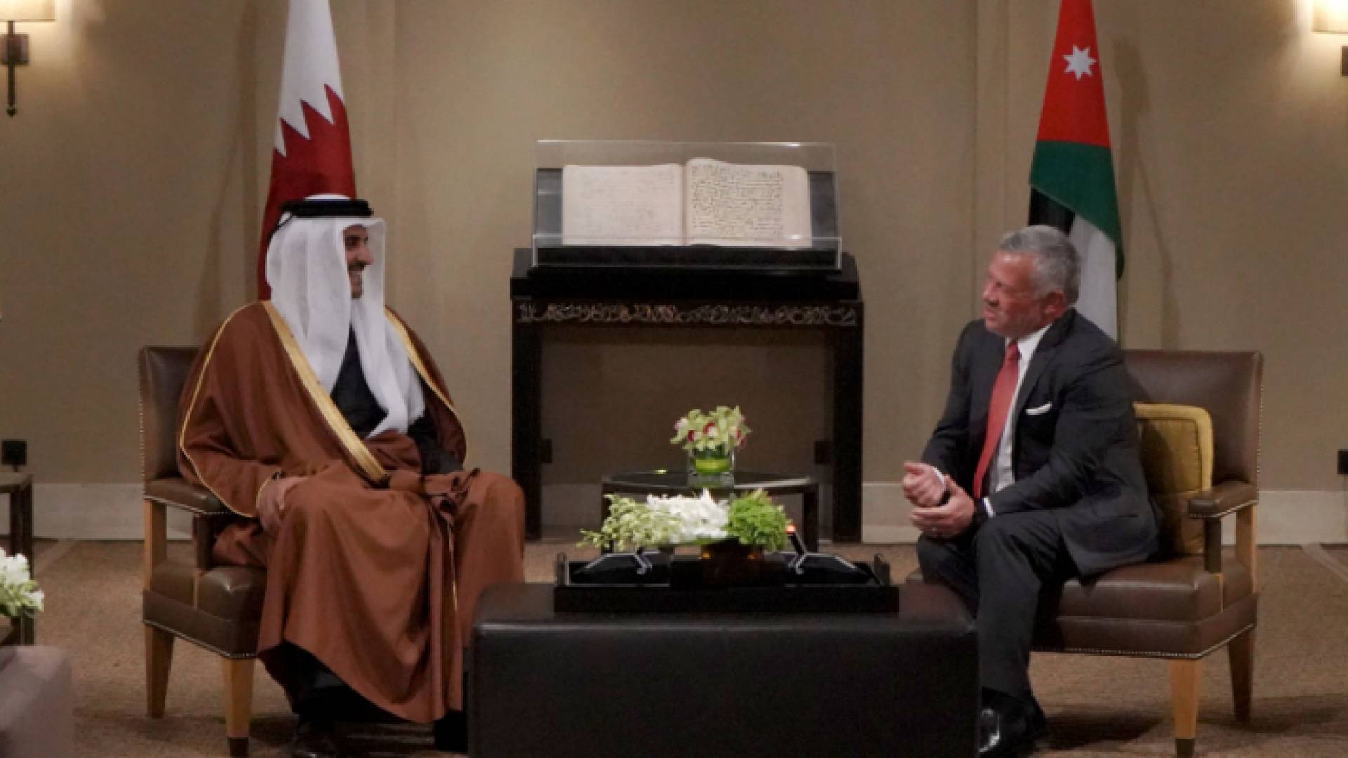 الملك يجري مباحثات مع أمير دولة قطر في عمان