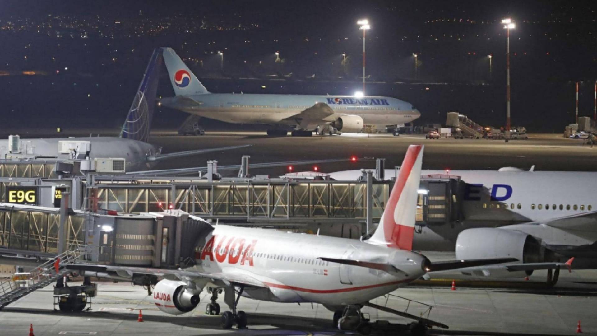 الطائرة الكورية على مدرج مطار بن غوريون