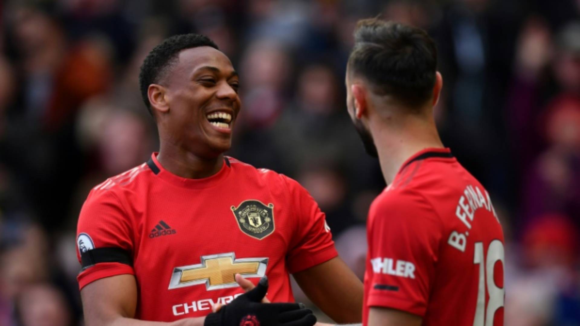 الفرنسي أنطوني مارسيال (يسار) يحتفل بهدفه مع مانشستر يونايتد مع البرتغالي برونو فرنانديش