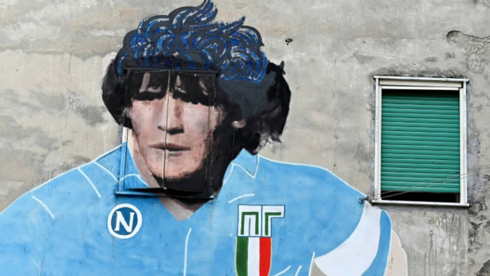 ملصق للنجم الارجنتيني الاسطورة دييغو مارادونا على احد جدران ميدنة نابولي