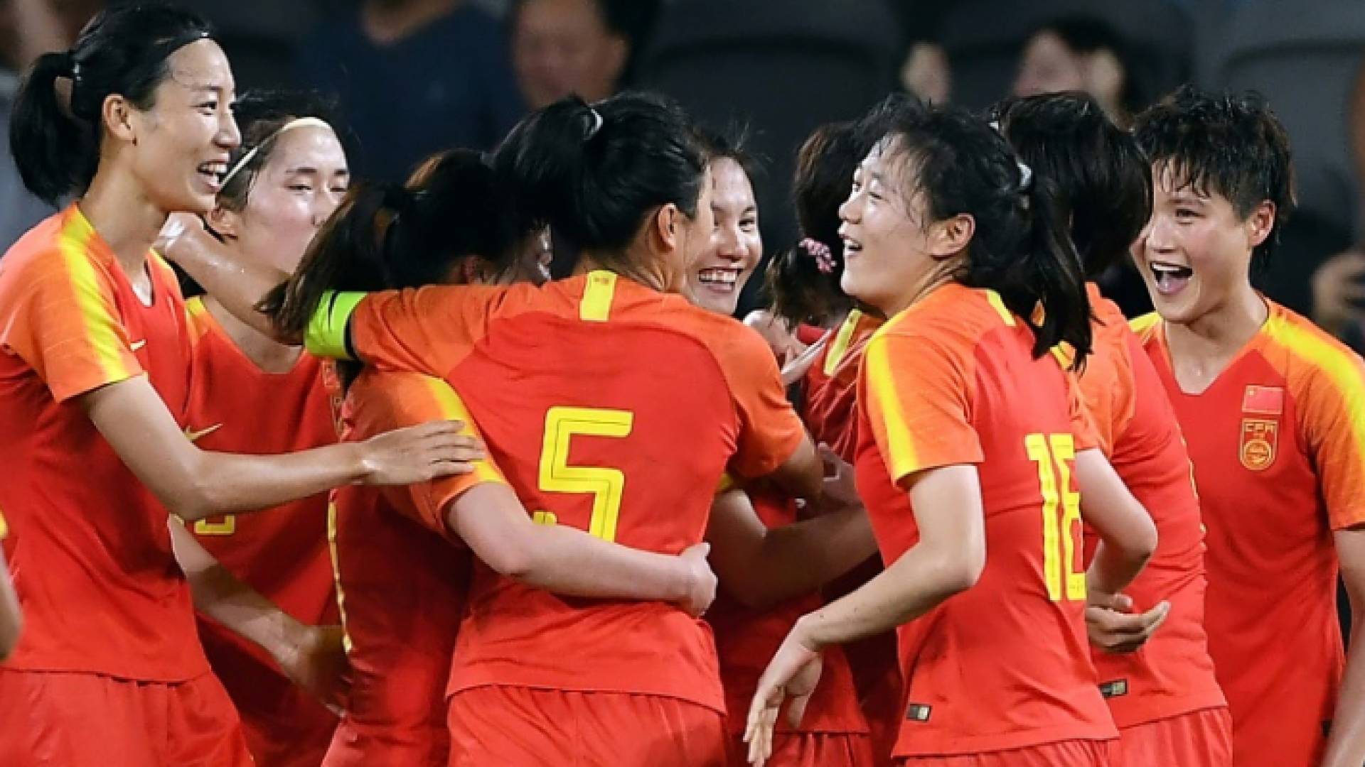 لاعبات منتخب الصين لكرة القدم يحتفلن بالهدف ضد استراليا ضمن البطولة المؤهلة لاولمبياد طوكيو في اليابان