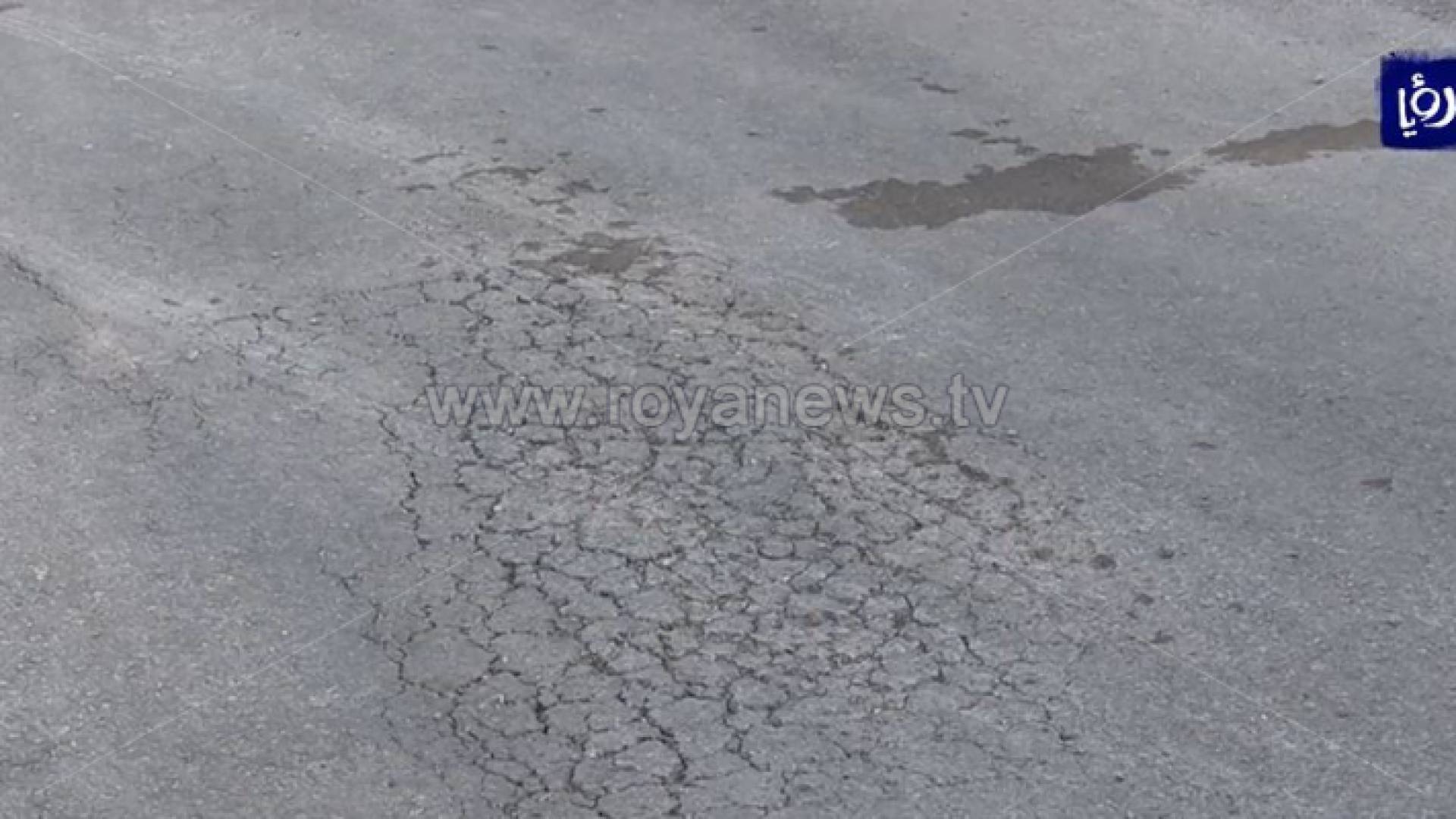 تشققات في طريق