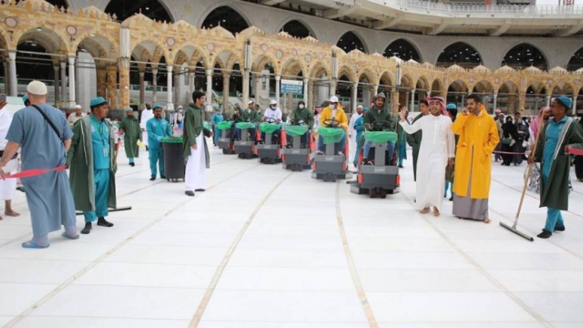 السعودية تعقم المسجد الحرام 4 مرات يومياً