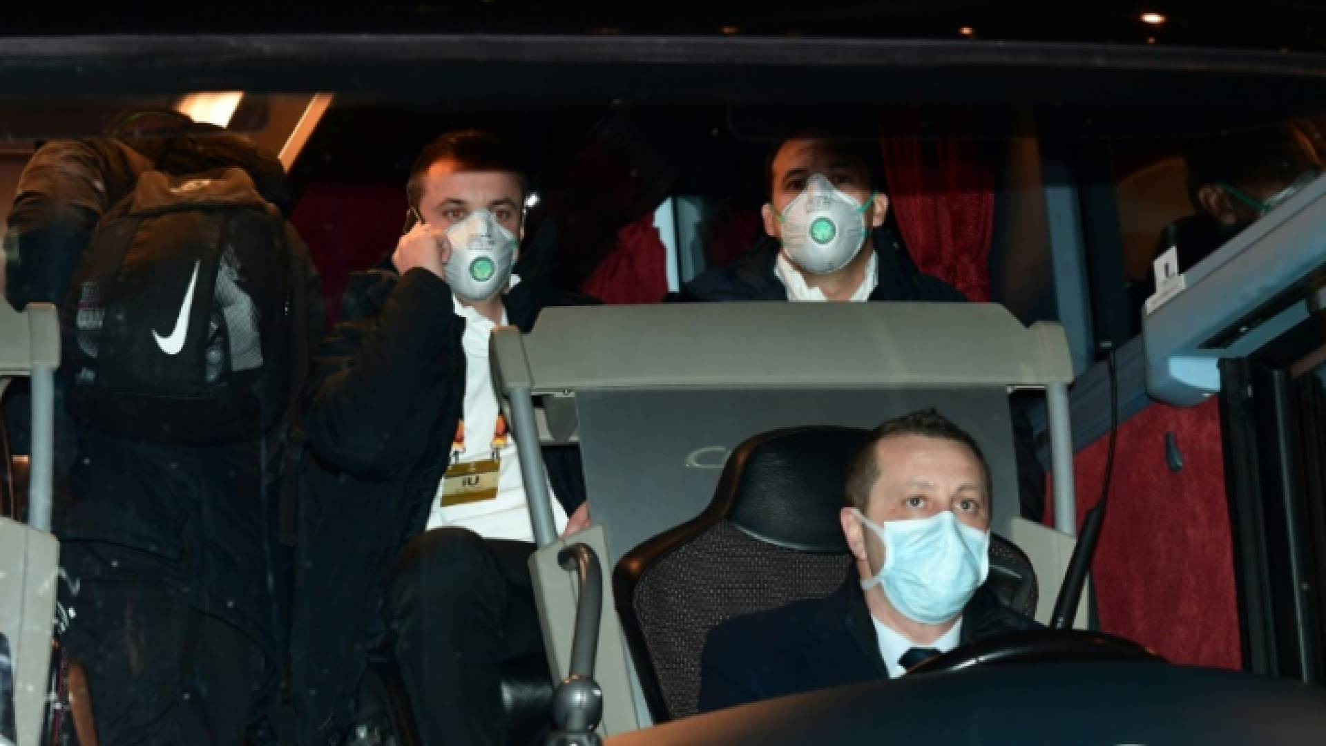 صورة من داخل حافلة لودوغوريتس البلغاري خلال توجهها لملعب "جوسيبي مياتزا" في ميلان لمواجهة إنتر في الدور 32 للدوري الأوروبي