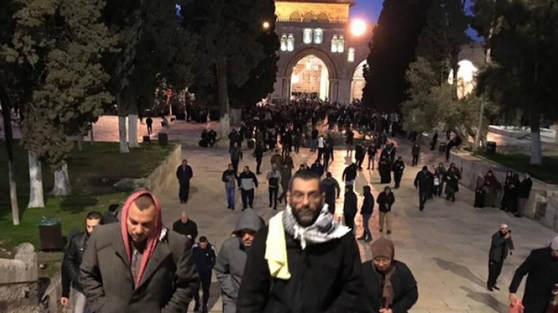 الآلاف من المصلين يؤدون صلاة فجر الجمعة في المسجد الأقصى