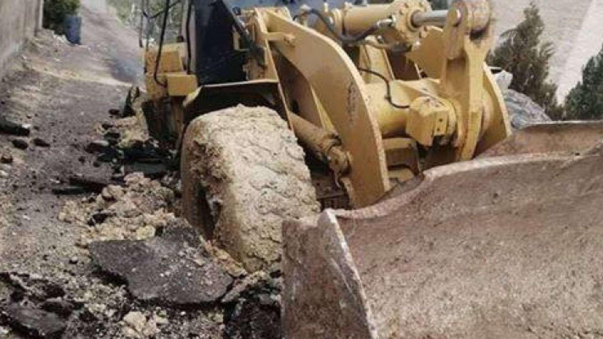 جرافة تغوص بالوحل في أحد طرق عين البستان بعجلون