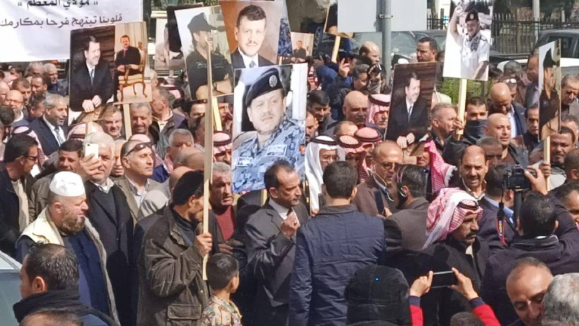 آلاف من متقاعدي الأمن العام يجددون وقفتهم شكرا وعرفانا لسيد البلاد