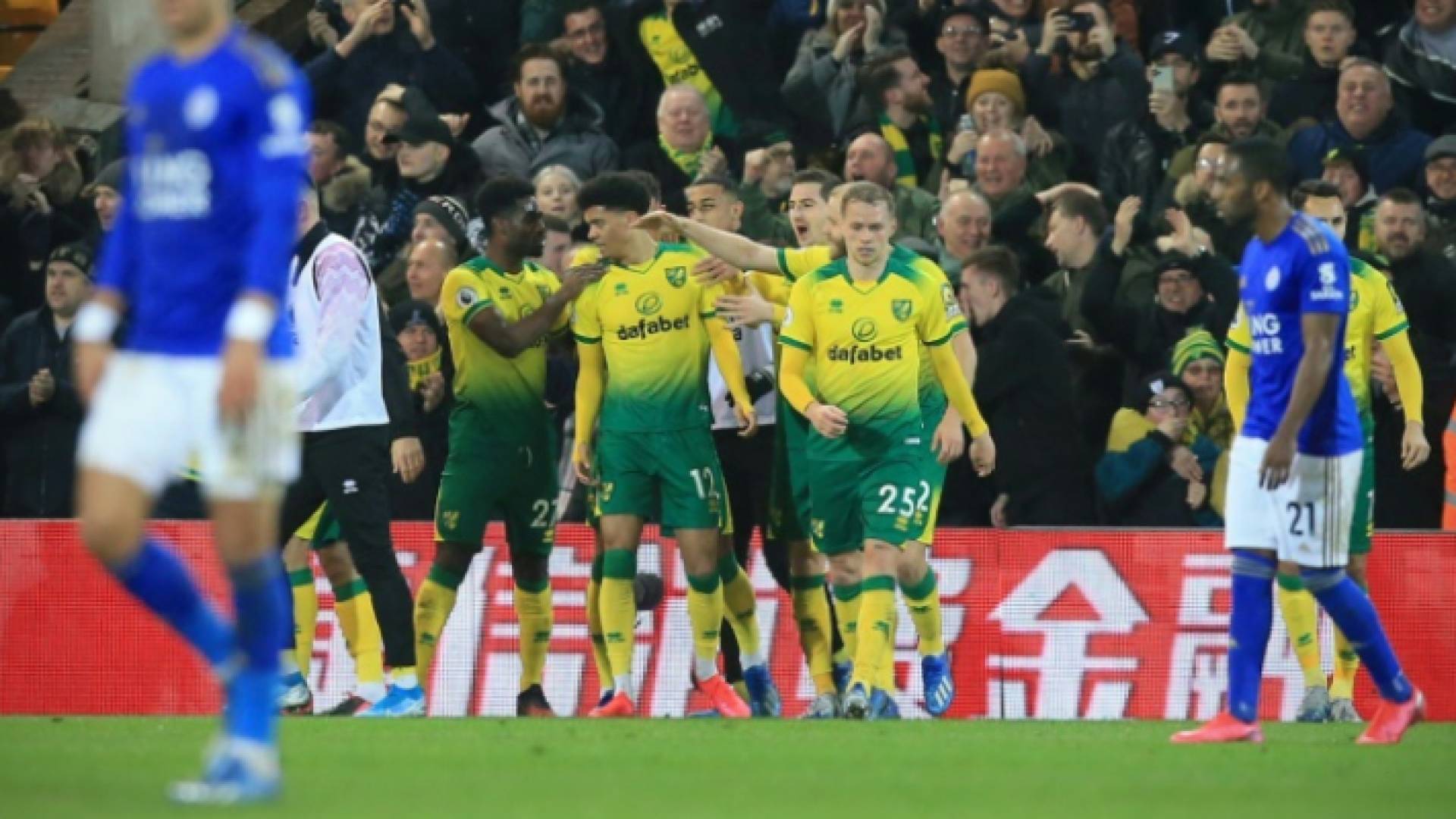 لاعبو نوريتش سيتي يحتفلون بالفوز على ضيفهم ليستر سيتي في افتتاح المرحلة الثامنة والعشرين من الدوري الإنكليزي لكرة القدم