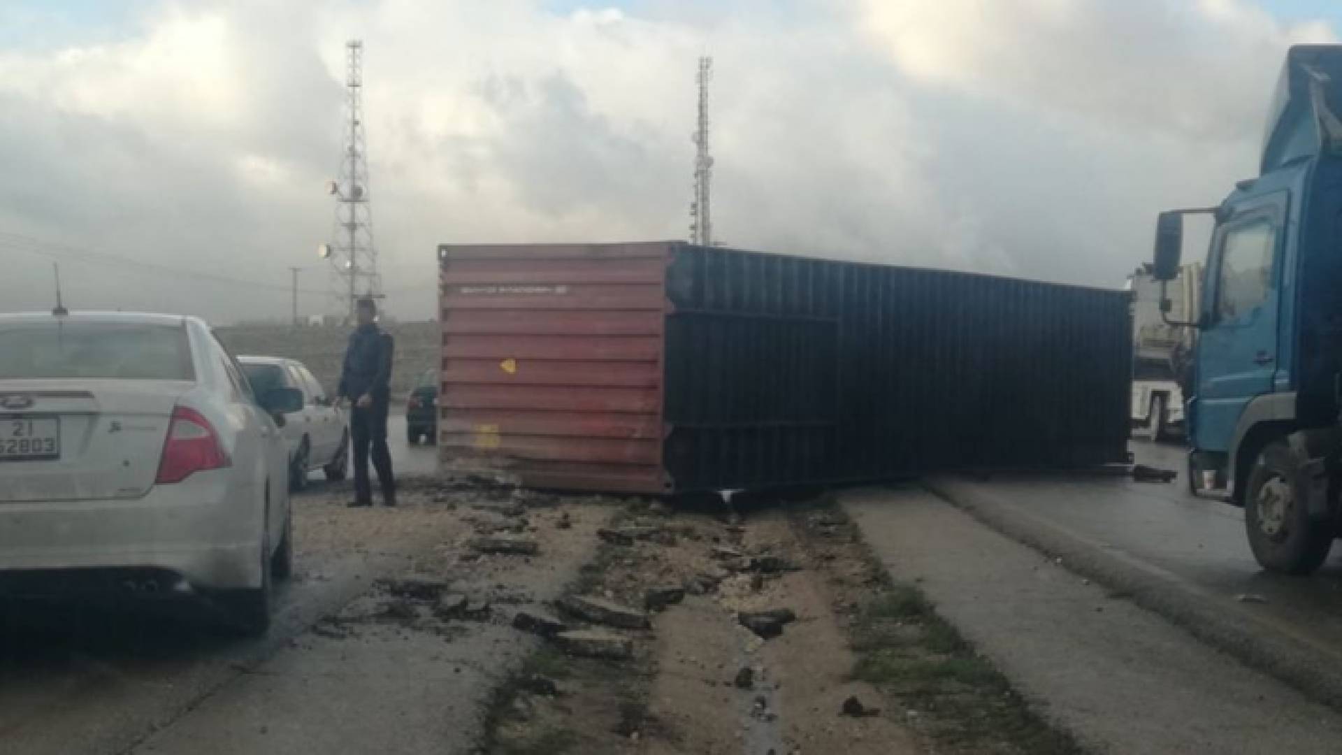 أزمة سير خانقة بعد تدهور تريلا على طريق المفرق - الزرقاء