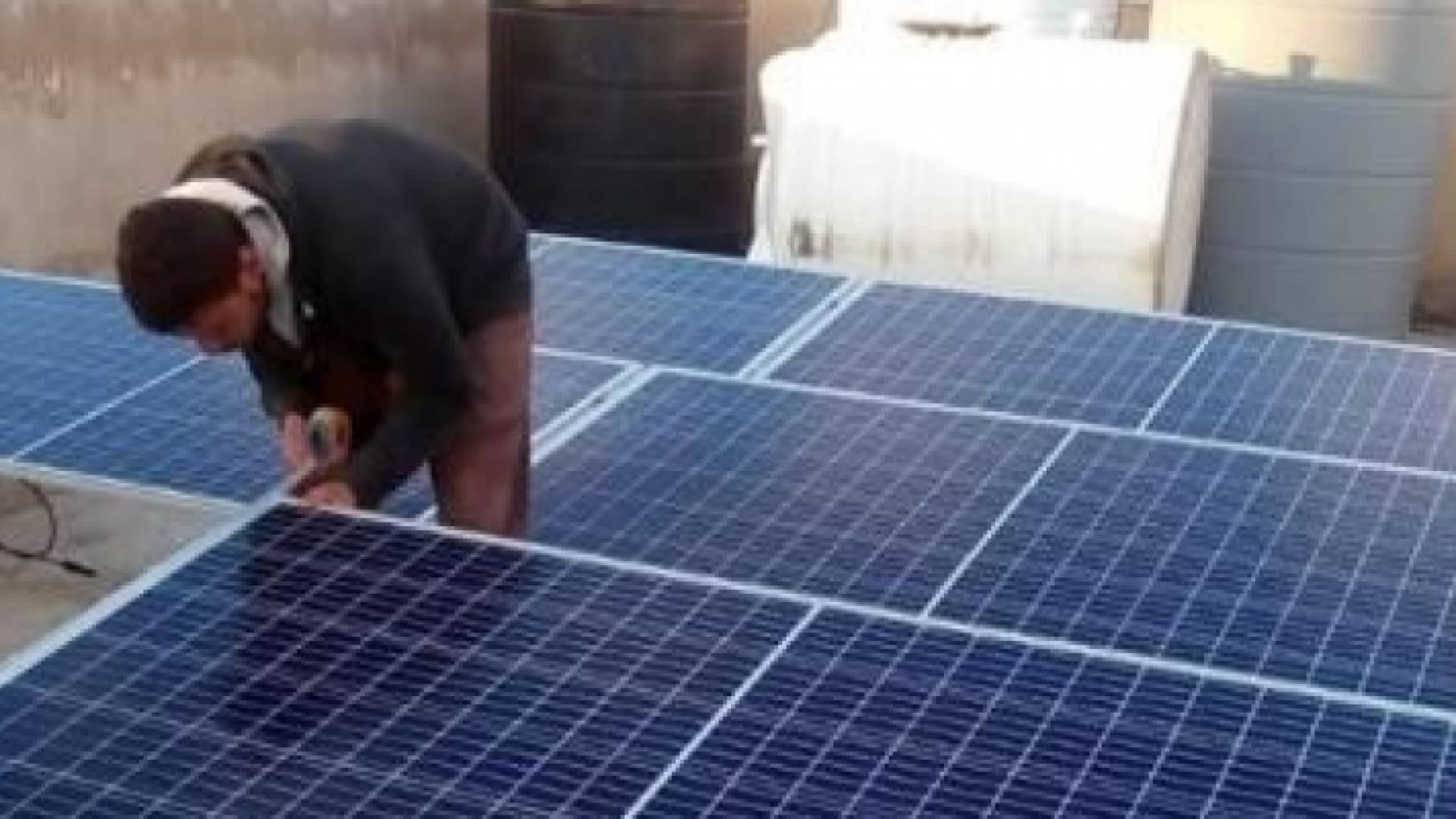 جانب من تركيب الطاقة الشمسية