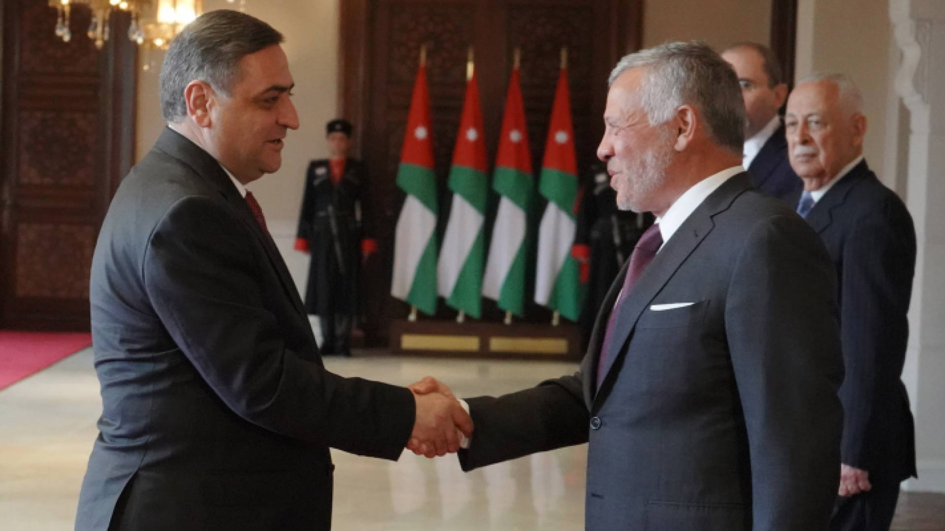 الملك يتقبل أوراق اعتماد عدد من السفراء