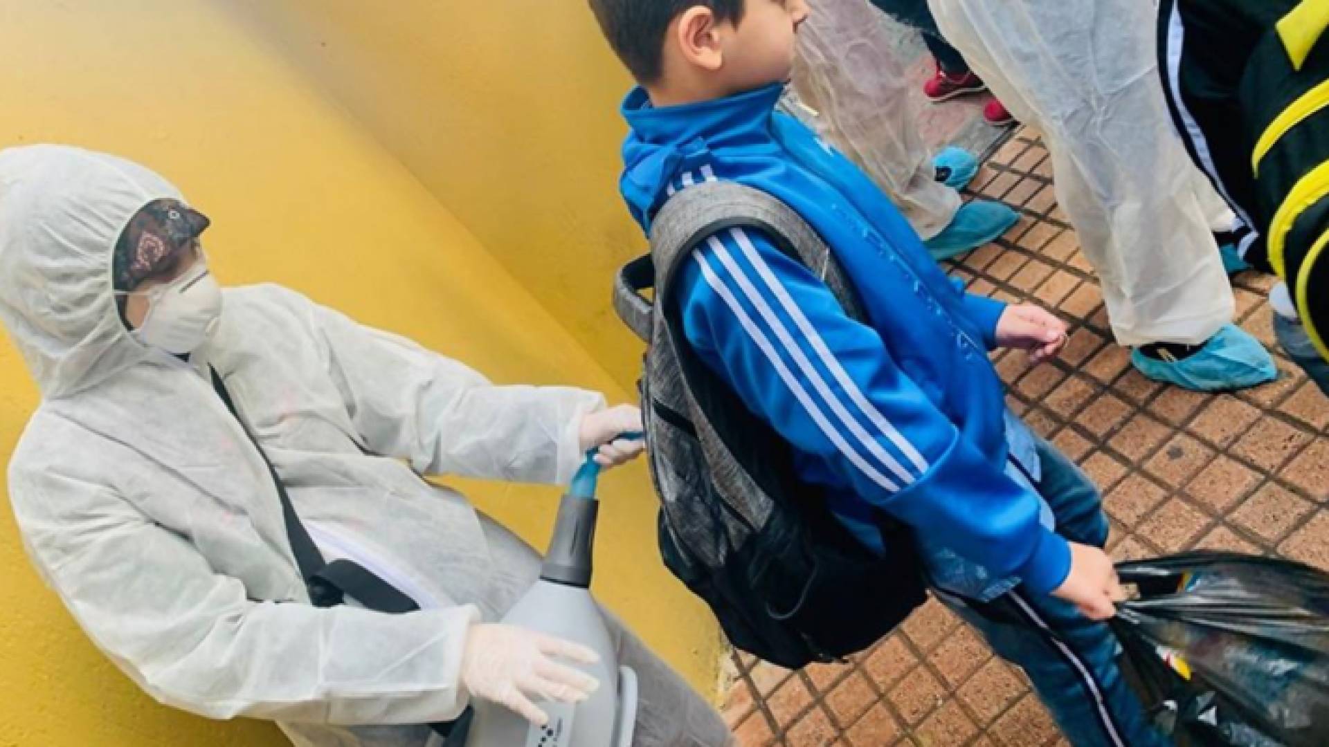 تعقيم طلبة مدارس في بيروت