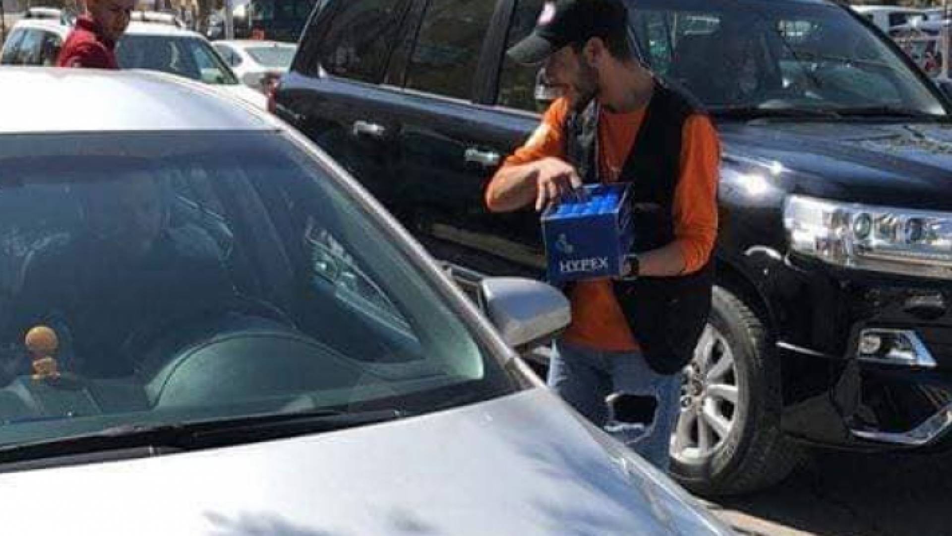 تجار يوزعون معقمات للأيدي على المواطنين مجاناً