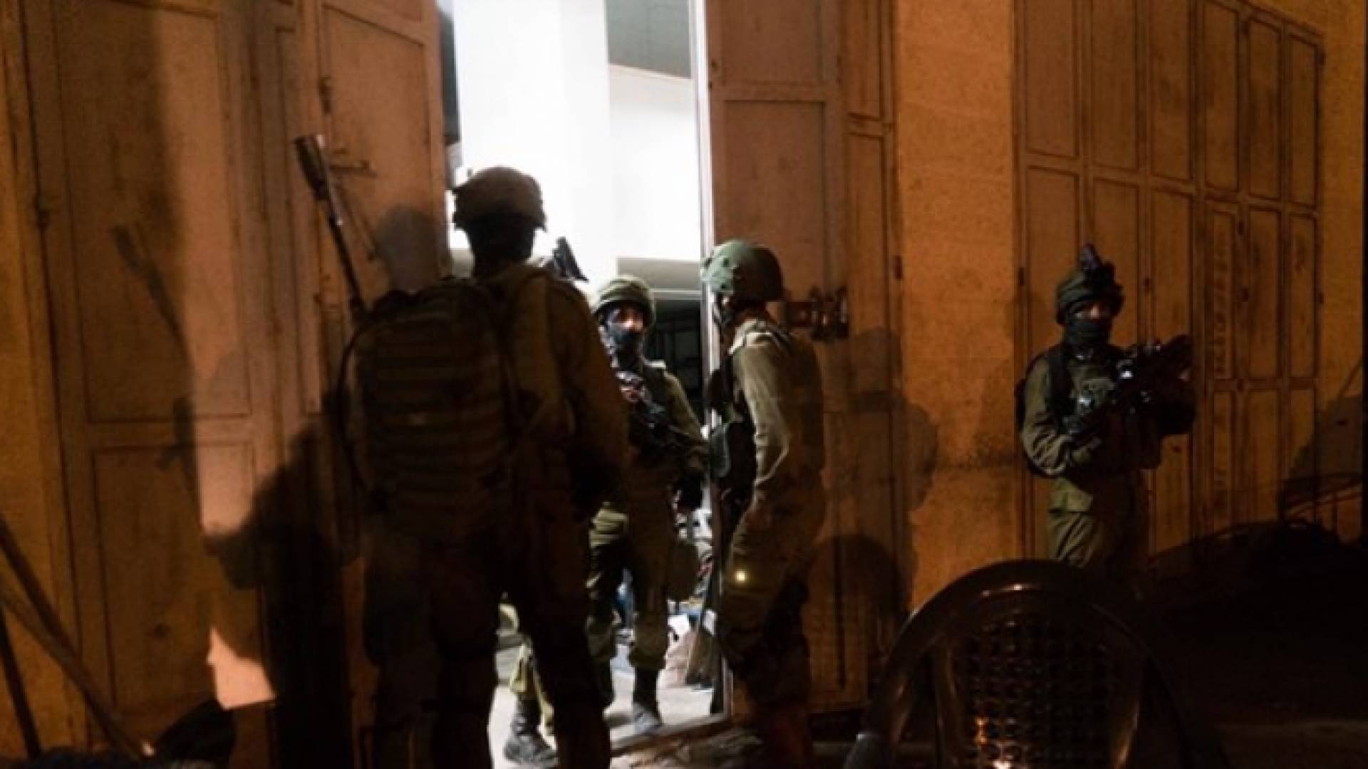 جيش الاحتلال يشن حملة اعتقالات ومصادرة اموال بالضفة