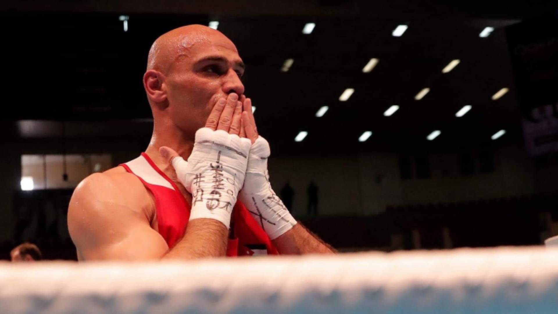 عدي الهنداوي يحقق فوزه الأول في بداية مشواره ببطولة الملاكمة المؤهلة للأولمبياد