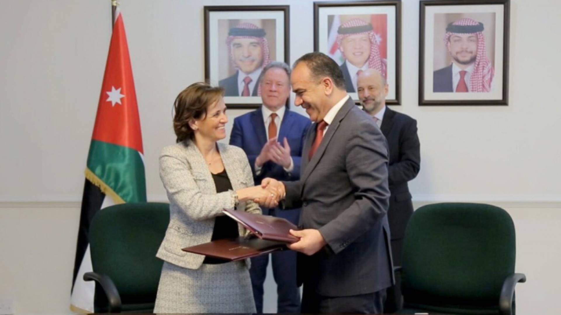 جانب من توقيع الاتفاقية