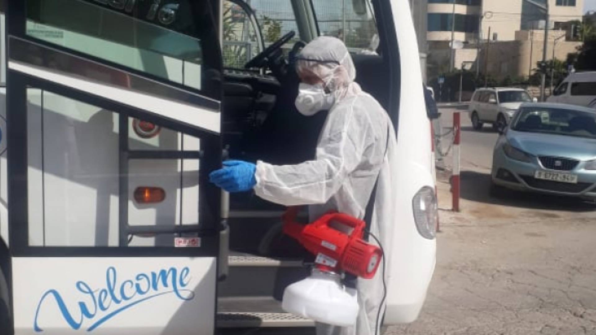 تعقيم حافلات النقل العام لمواجهة "كورونا" في فلسطين