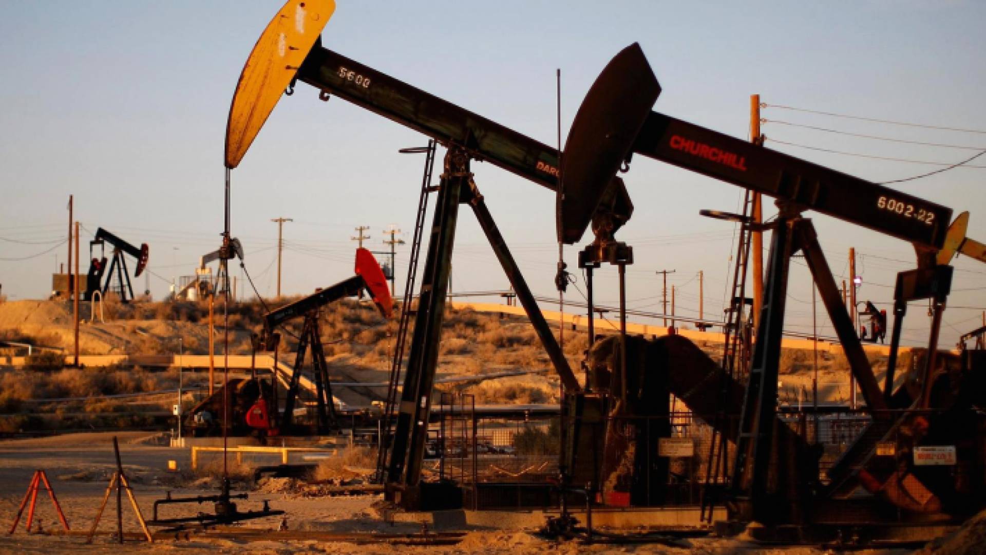 انخفاض أسعار النفط العالمية بنحو 7%