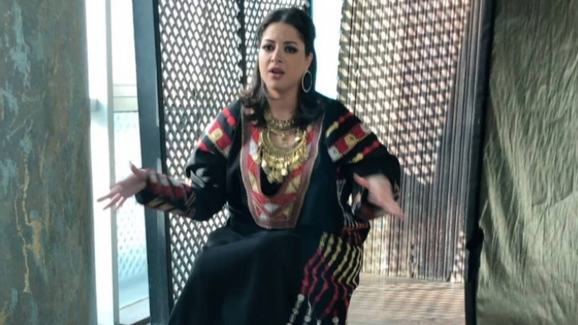 الفنانة المصرية منى فاروق ترقص بالزي الأردني