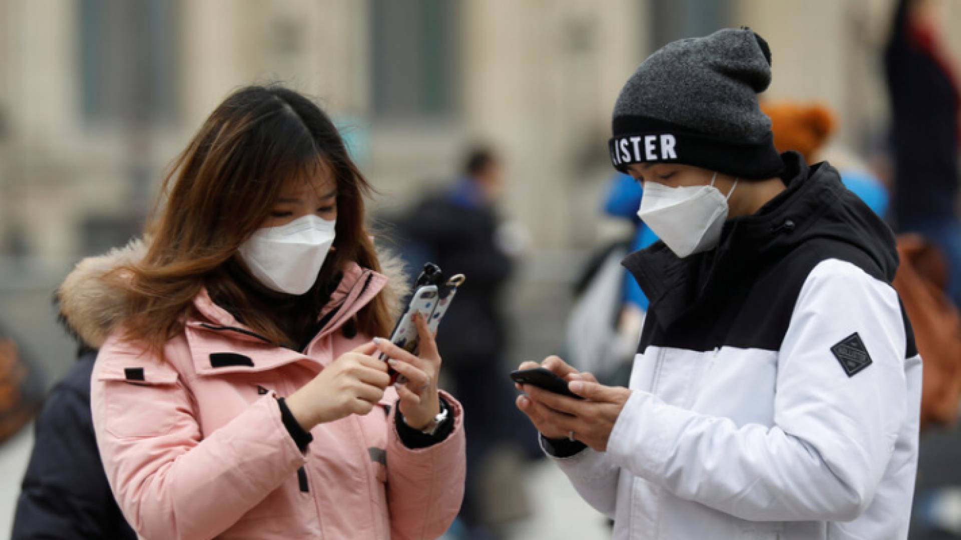 احذر المواد والمحاليل الكاشطة التي قد تؤثر على ملمس هاتفك