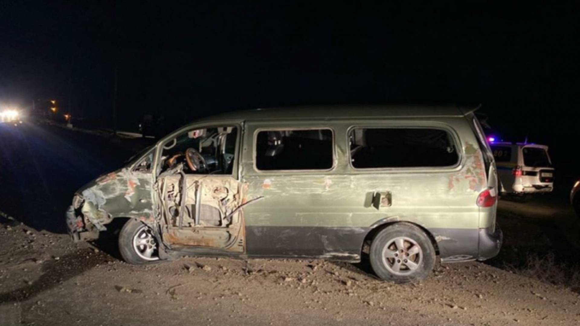 وفاة وخمس إصابات بحادث تدهور على الطريق الصحراوي