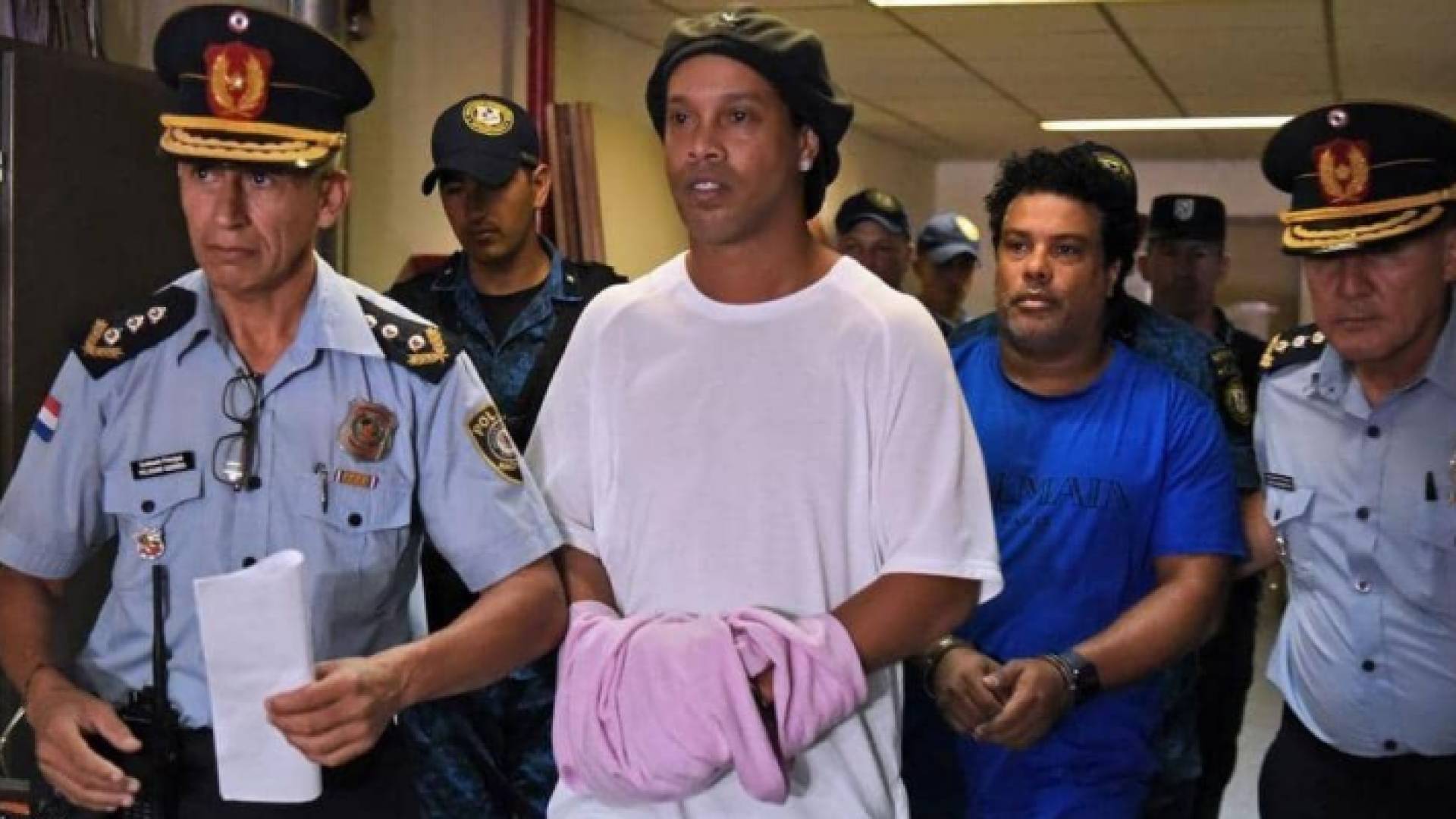 رونالدينيو وشقيقه أدليا بإفادتيهما لقرابة 6 ساعات