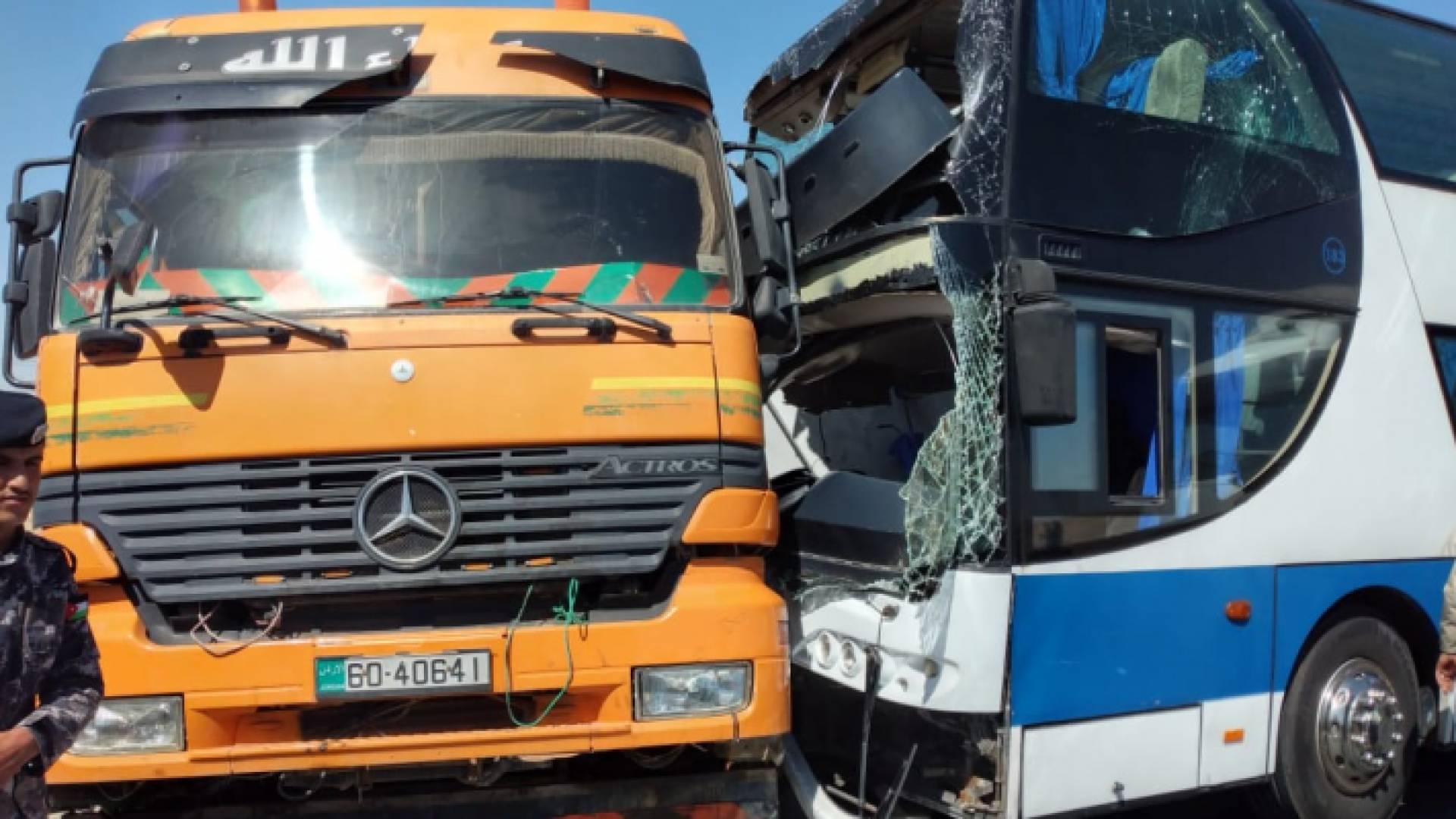 19 إصابة بتصادم قلاب وحافلة على الطريق الصحراوي