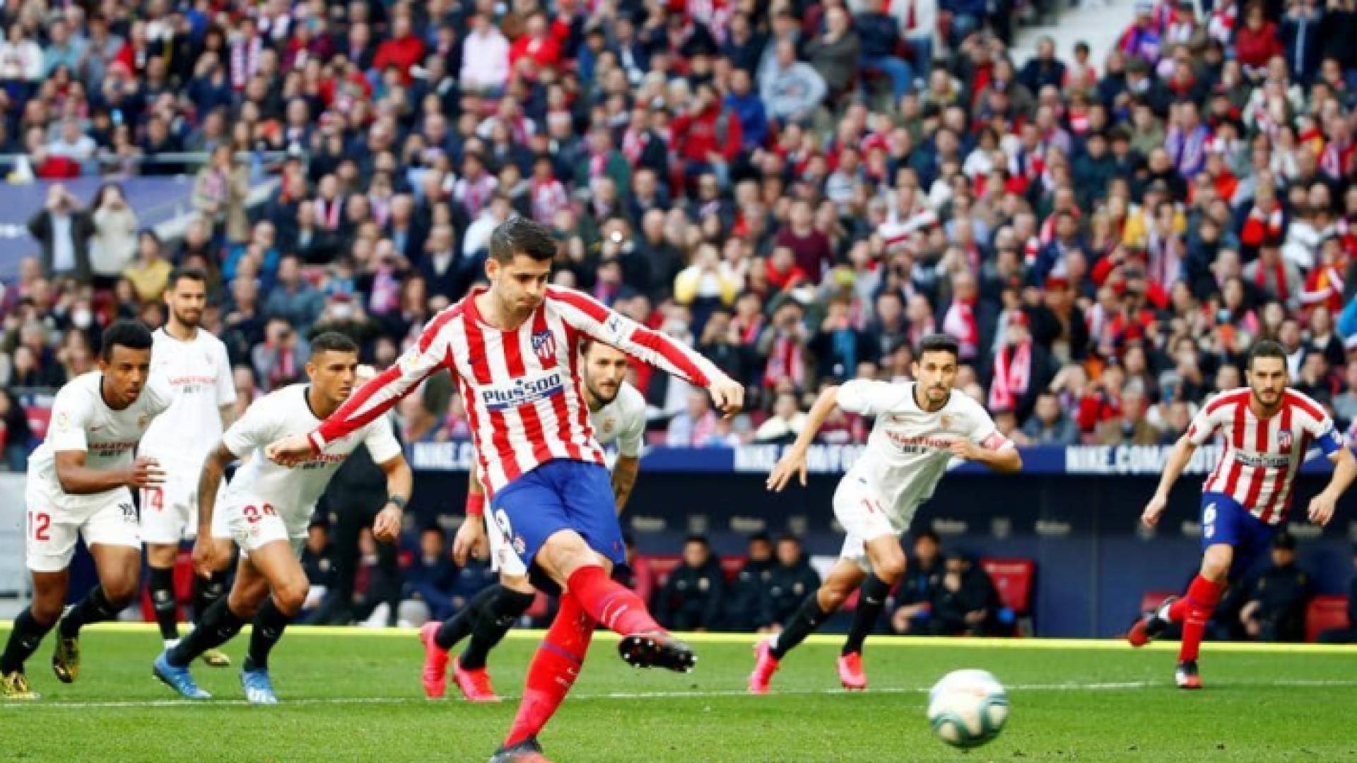 جانب من مباراة أتلتيكو مدريد - إشبيلية